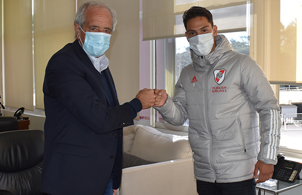 El futbolista colombiano que firmó contrato con River Plate