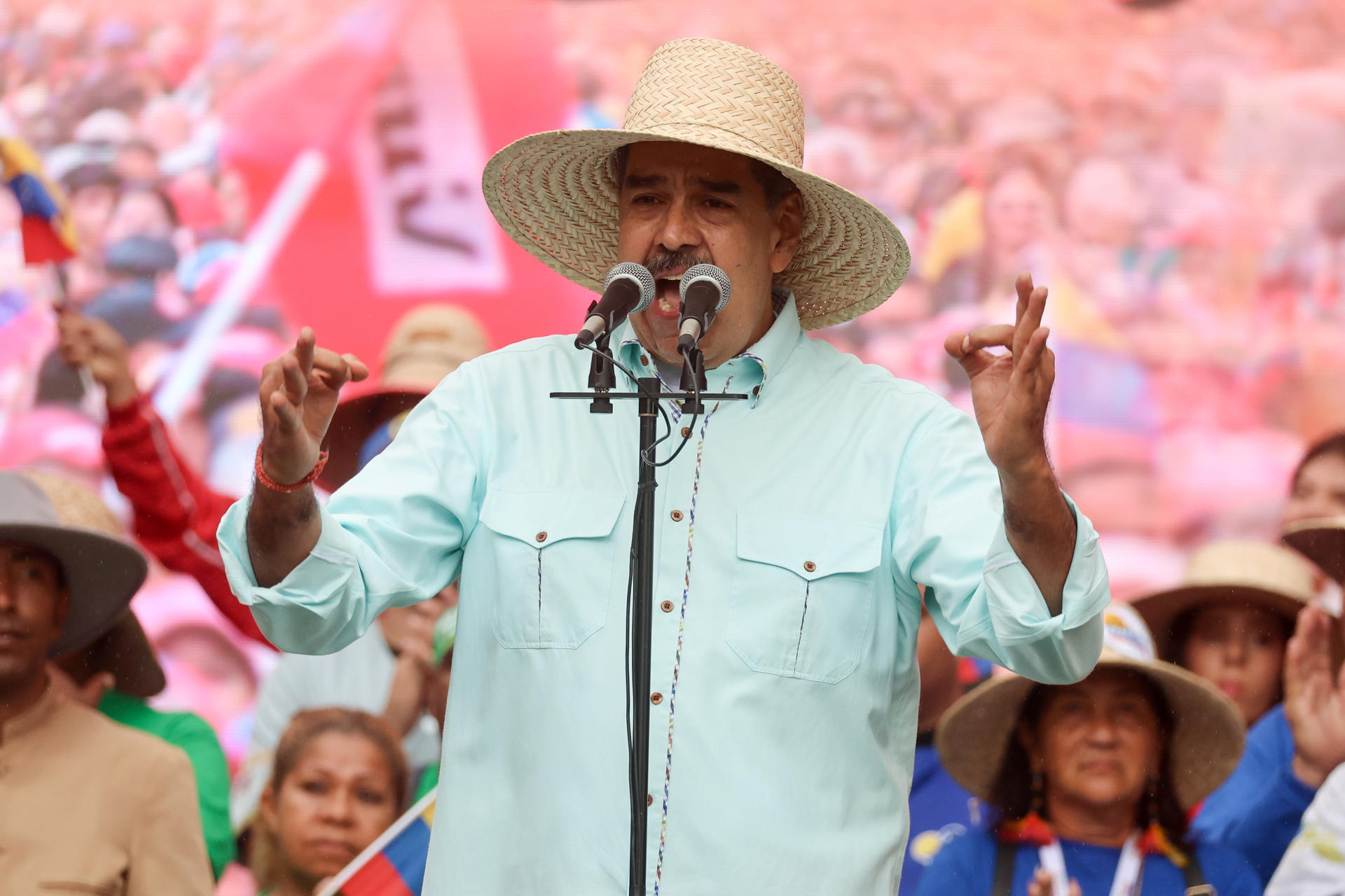 AME7283. CARACAS (VENEZUELA), 10/12/2025.- El presidente de Venezuela, Nicolás Maduro,  pronuncia un discurso durante una marcha este miércoles, en Caracas (Venezuela).EFE/ Miguel Gutiérrez

