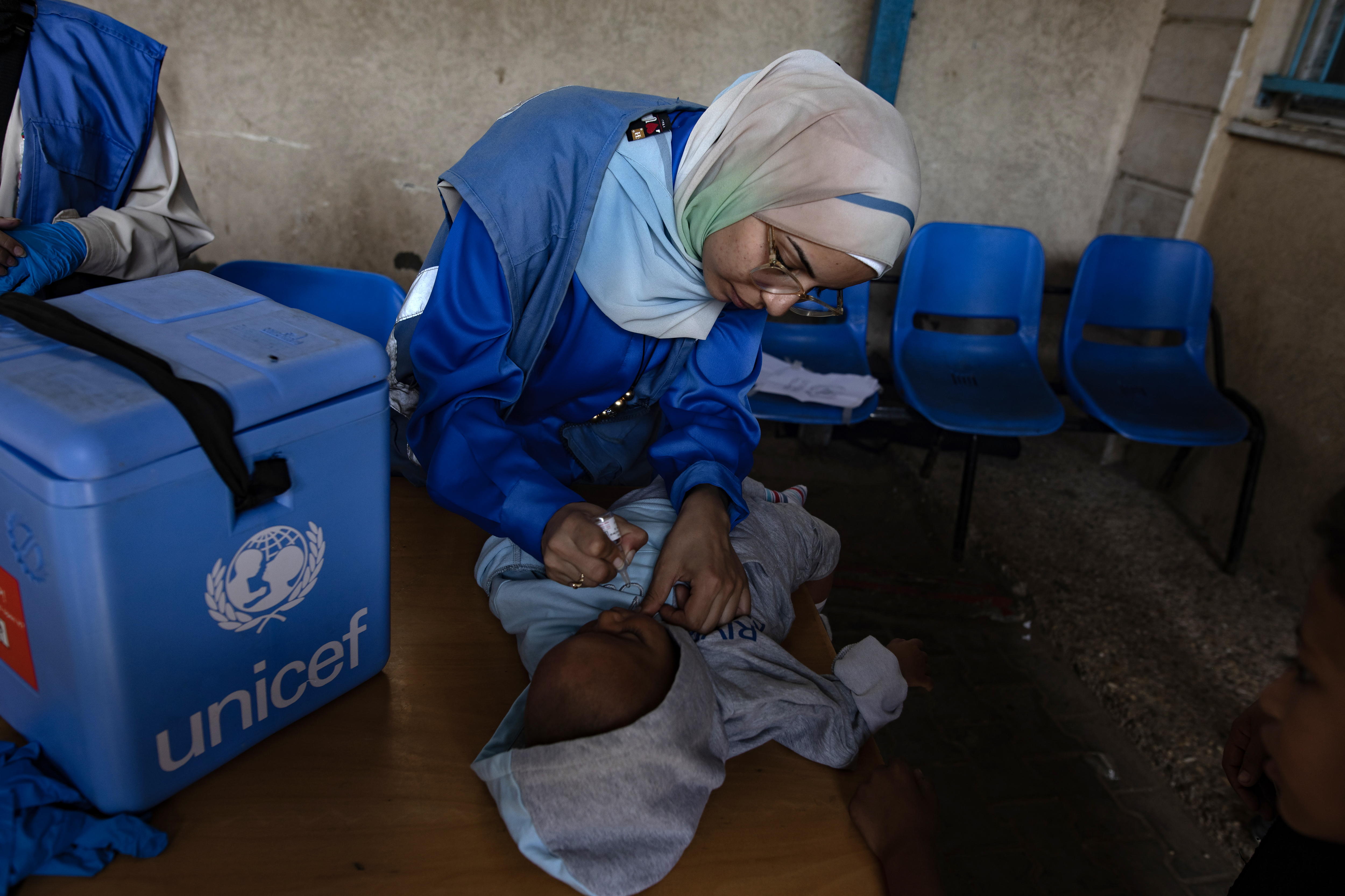 Gaza (-), 14/10/2024.- A Palestinian child receives polio vaccine drops during a vaccination campaign at UNRWA headquarters in Deir al-Balah, central Gaza Strip, 14 October 2024. According to the World Health Organization (WHO), the second round of an emergency polio vaccination campaign started on 14 October, aiming to vaccinate over 500,000 children under ten years of age with a second dose of the novel oral polio vaccine type 2 (nOPV2) vaccine. EFE/EPA/HAITHAM IMAD