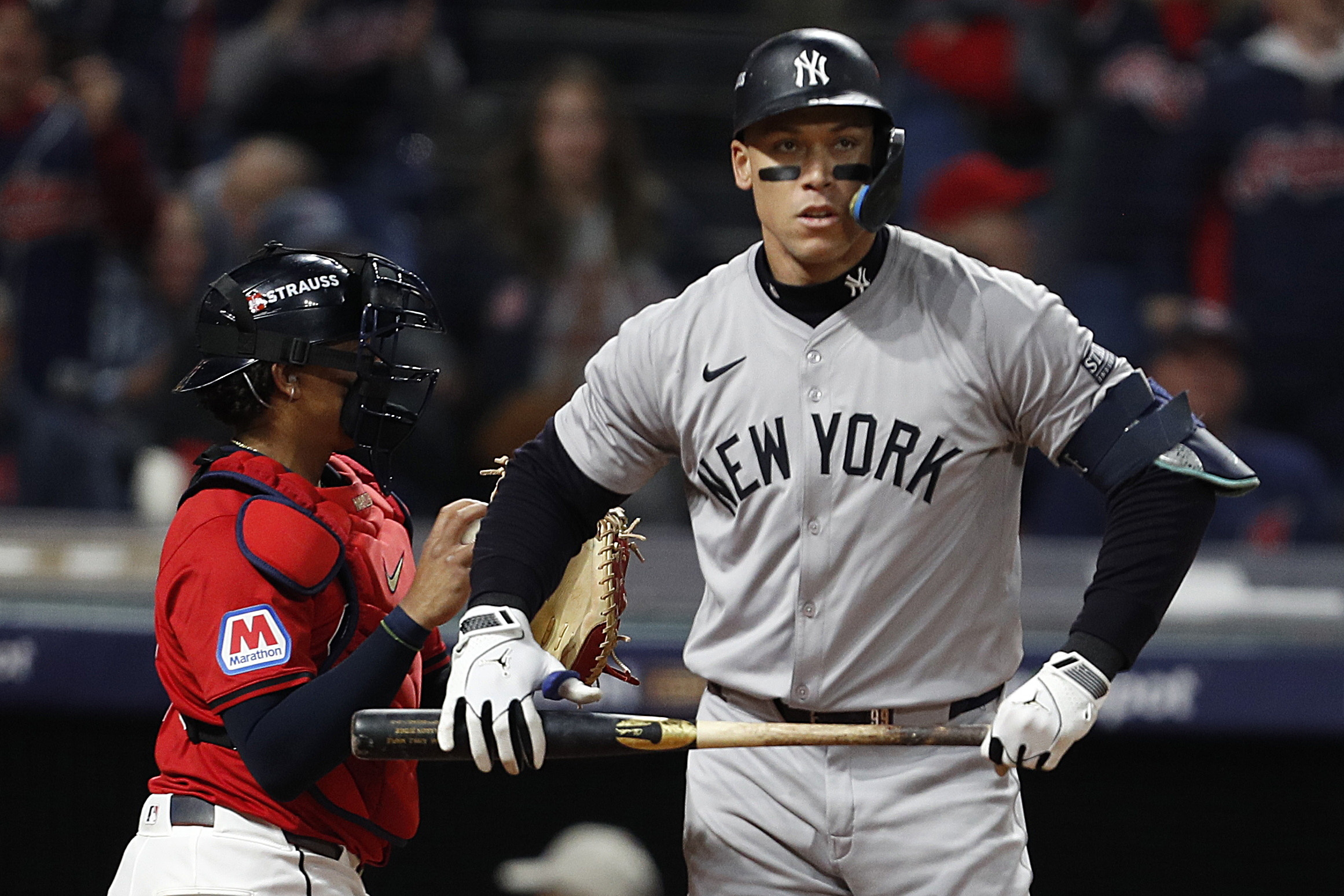 Cleveland (United States), 20/10/2024.- New York Yankees' Aaron Judge reacts to a strike out during the third inning of game five of the Major League Baseball (MLB) American League Championship Series between the Cleveland Guardians and the New York Yankees in Cleveland, Ohio, USA, 19 October 2024. The winner of the best-of-seven games National League Championship Series will face the American League Championship Series winner in the World Series. (Liga de Campeones, Nueva York) EFE/EPA/DAVID MAXWELL