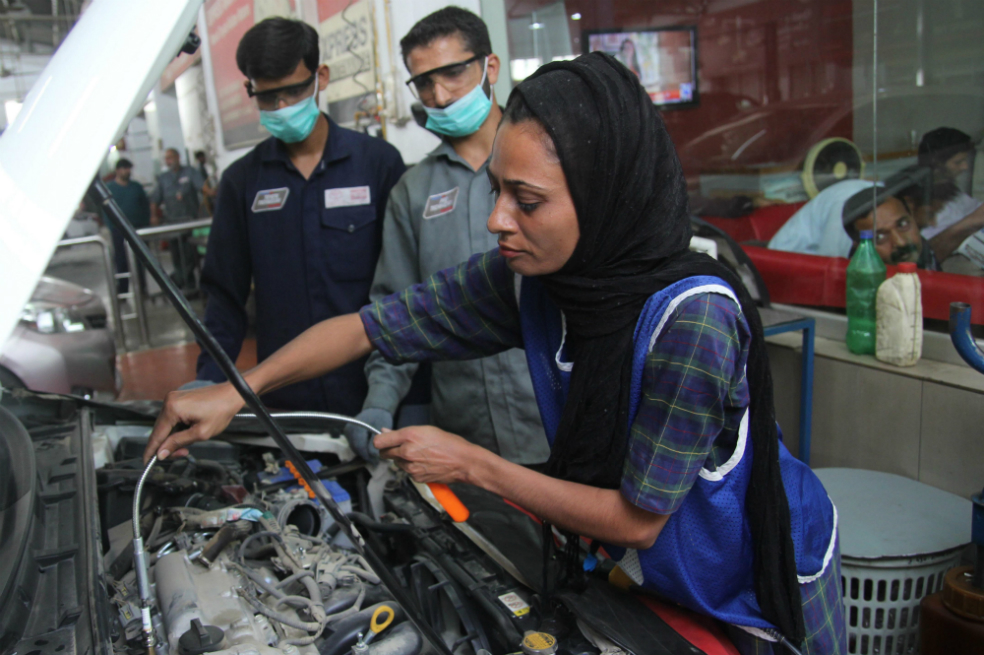 Una mujer rompe los esquemas en Pakistán trabajando como mecánica