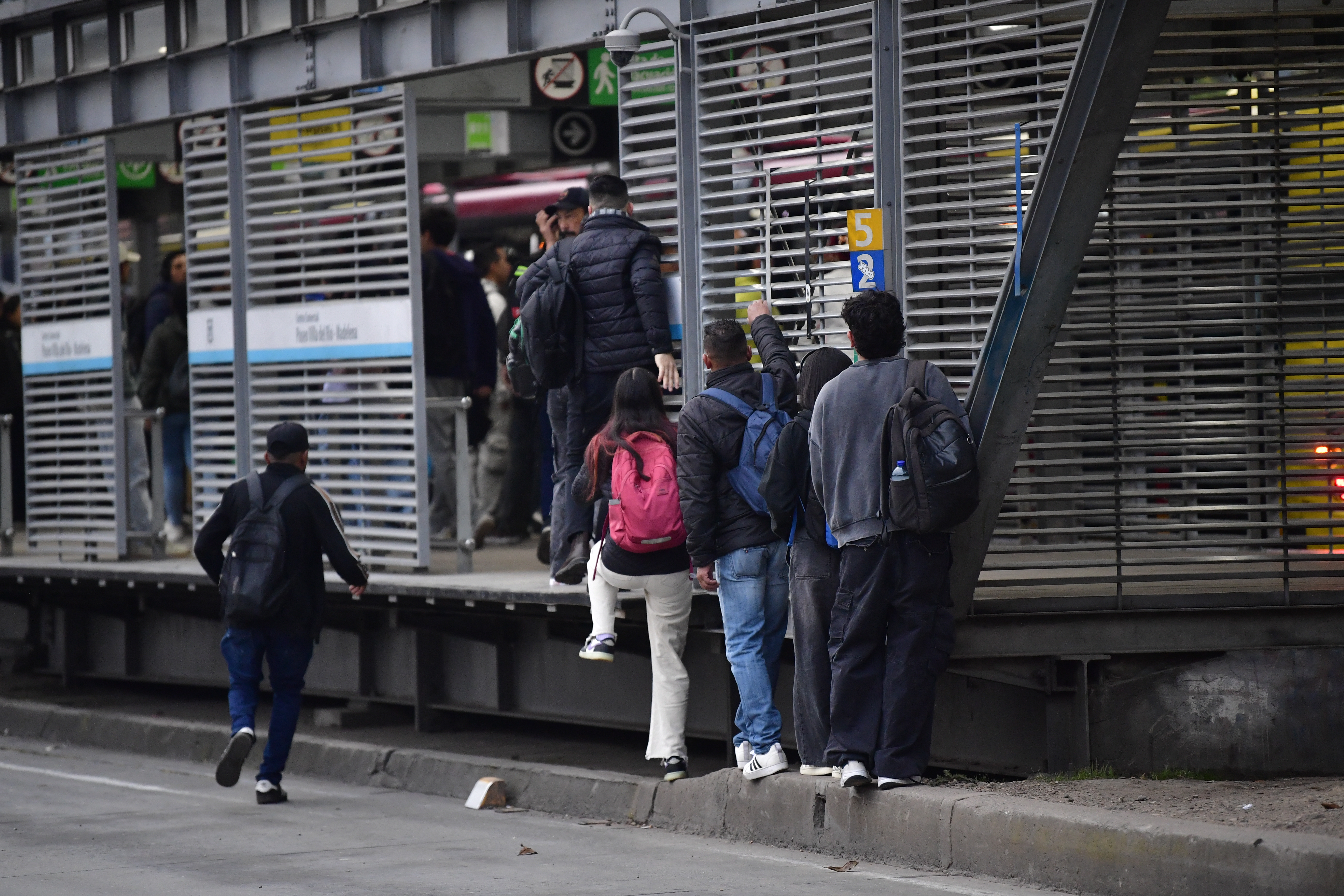 Colados que evaden el pago del pasaje en los corredores sur y norte