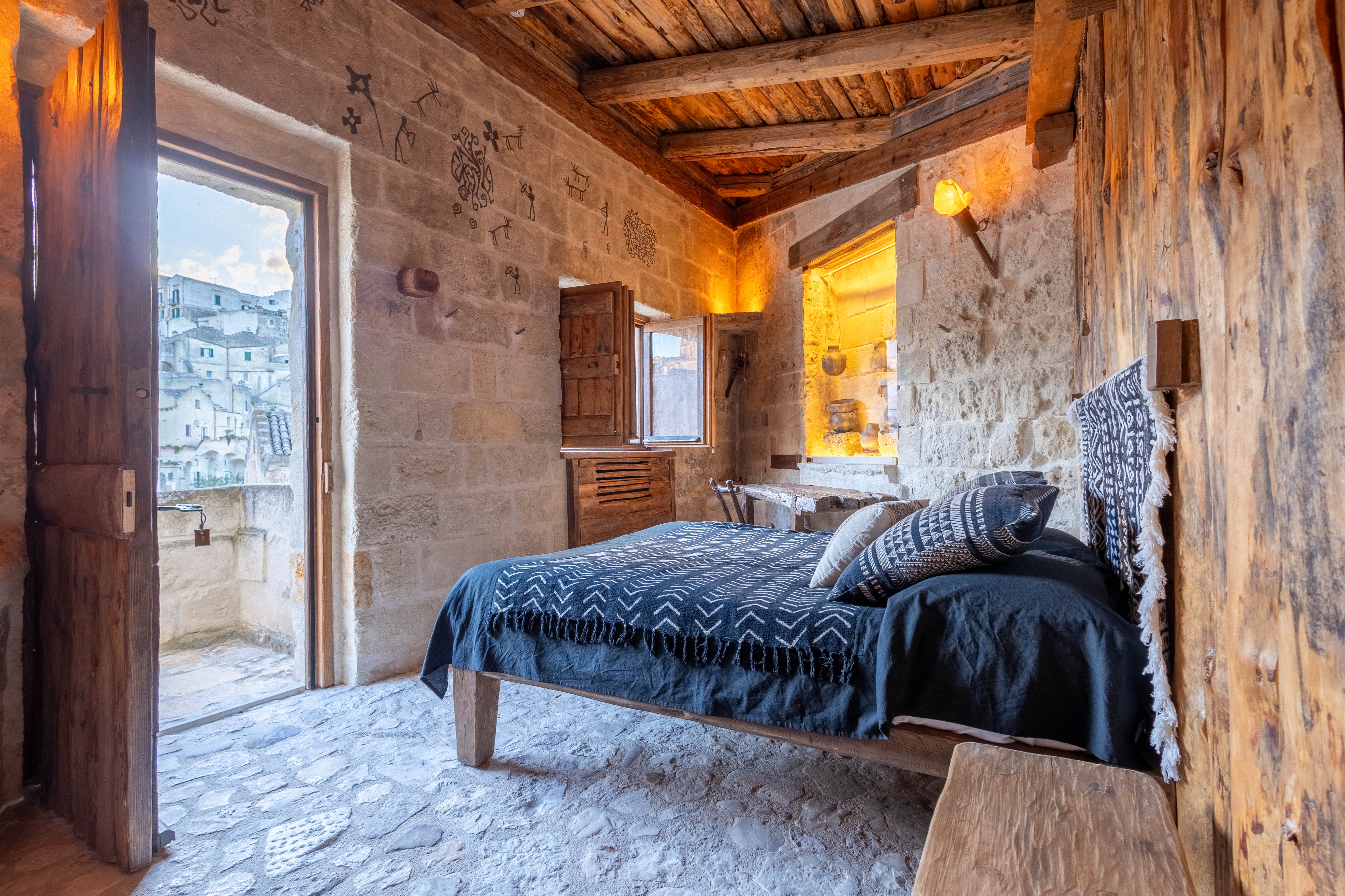 Moyseion, uno de los primeros museos habitados del mundo, combina arqueología, hospitalidad y experiencias inmersivas para transformar una noche de alojamiento en un viaje por la historia del sur de Italia.