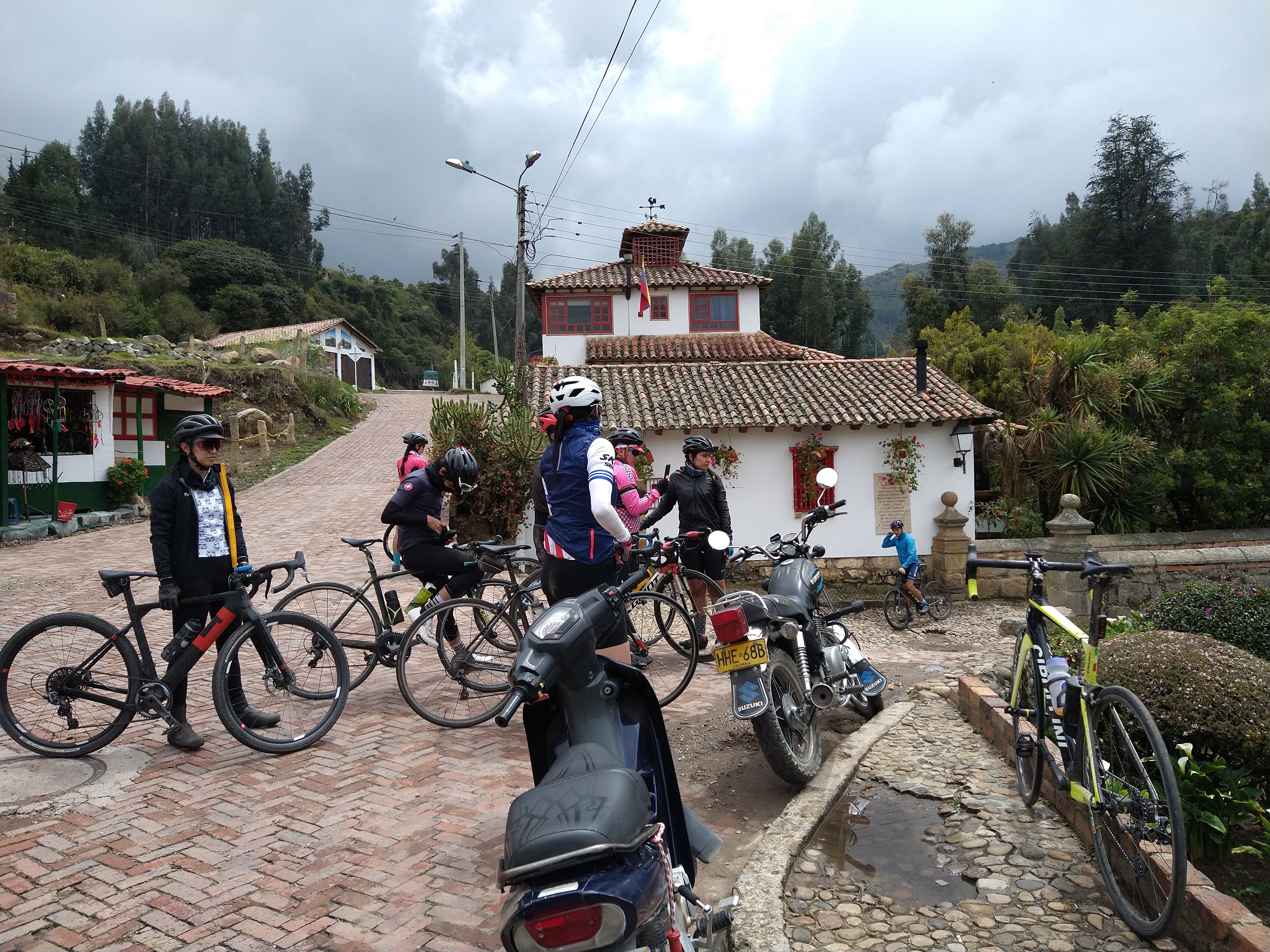 Esta aventura inicia saliendo por el norte de la capital del país e incluye una parada en Monguí, uno de los Pueblos Patrimonio de Colombia. Durante el trayecto se pueden conocer las tierras que rodean a municipios como Chocontá, Paipa, Sogamoso, Tasco, Belén, Cerinza, Santa Rosa de Viterbo, Duitama y Tunja.