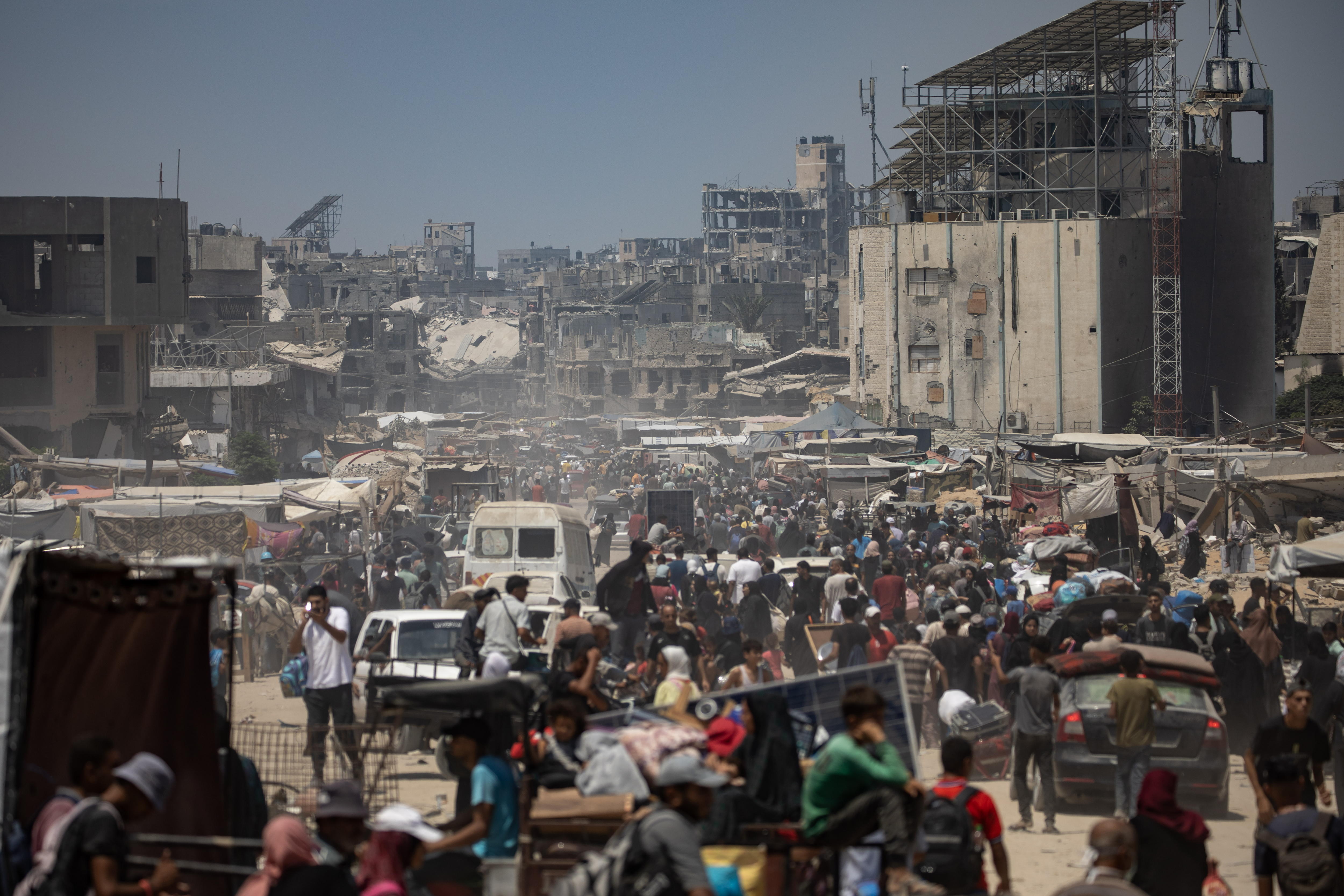 Gaza (---), 22/07/2024.- Palestinians flee from Khan Younis after an evacuation order by the Israeli army, southern Gaza Strip, 22 July 2024. In the morning of 22 July the Israel Defence Forces (IDF) said on Telegram they were about to operate in the eastern Khan Younis area, calling on the population to move to the humanitarian area of Al-Mawasi. More than 38,000 Palestinians and over 1,400 Israelis have been killed, according to the Palestinian Health Ministry and the Israel Defense Forces (IDF), since Hamas militants launched an attack against Israel from the Gaza Strip on 07 October 2023, and the Israeli operations in Gaza and the West Bank which followed it. EFE/EPA/HAITHAM IMAD