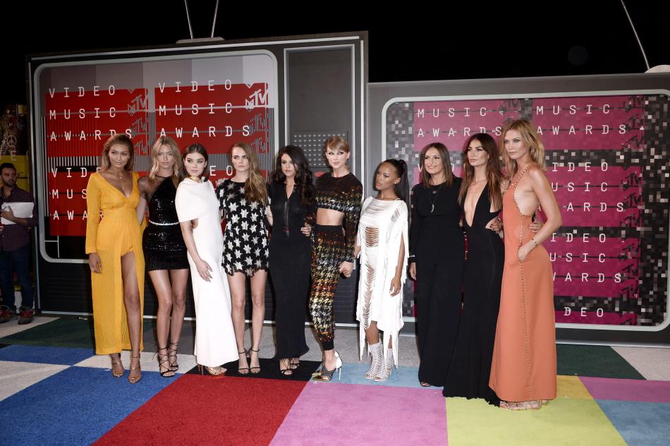 Taylor Swift y sus amigas dominaron la alfombra roja de los VMA