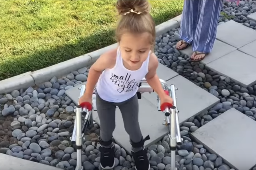 Finley, la pequeña con parálisis cerebral que lucha por caminar