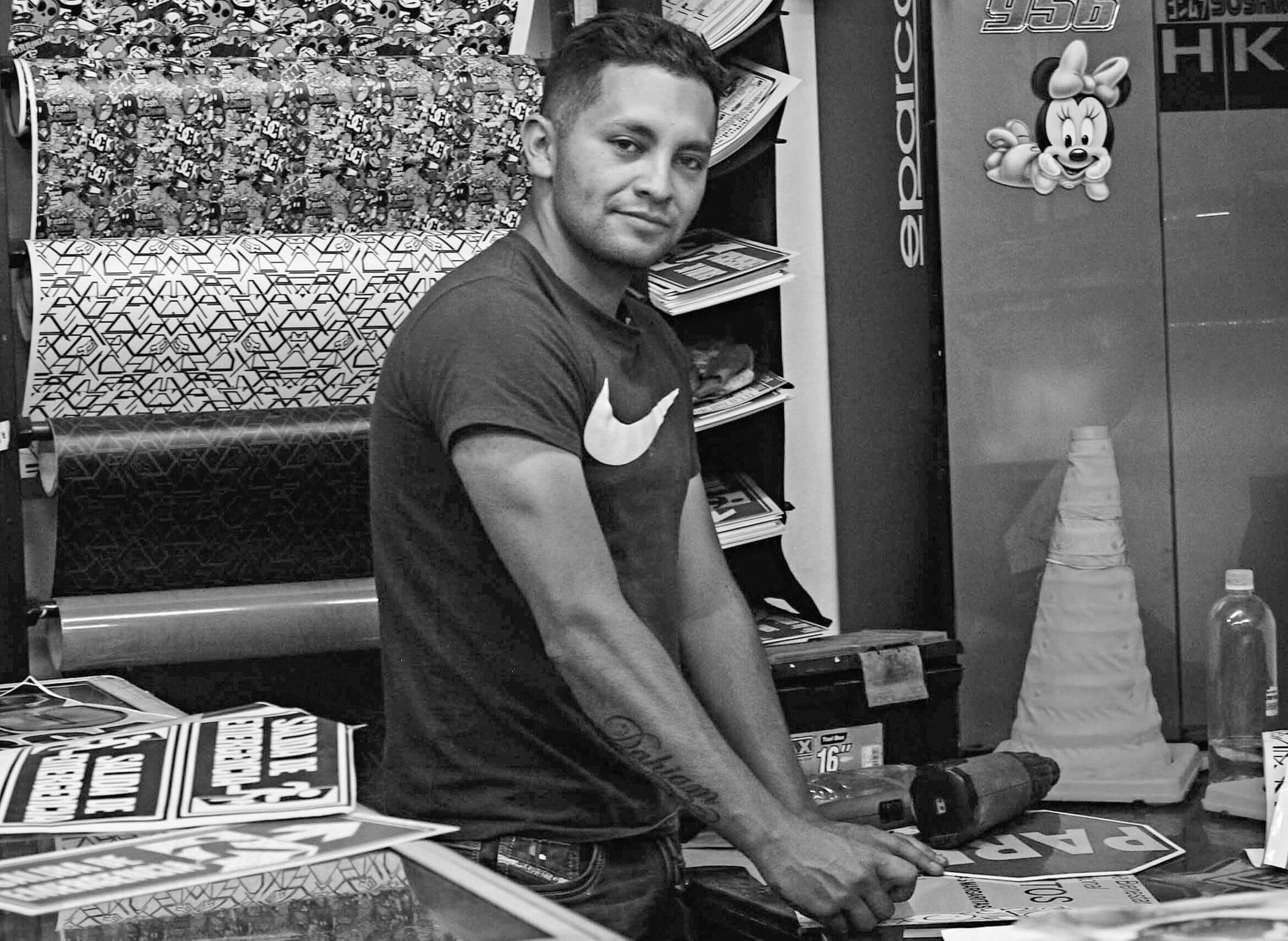 Daniel Castiblanco “El Pibe”, lleva más de 15 años fabricando letreros para buses de servicio público. / Joseph Casañas