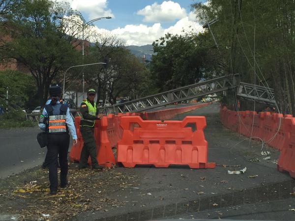 Cayó torre de energía en Parques del Río en Medellín