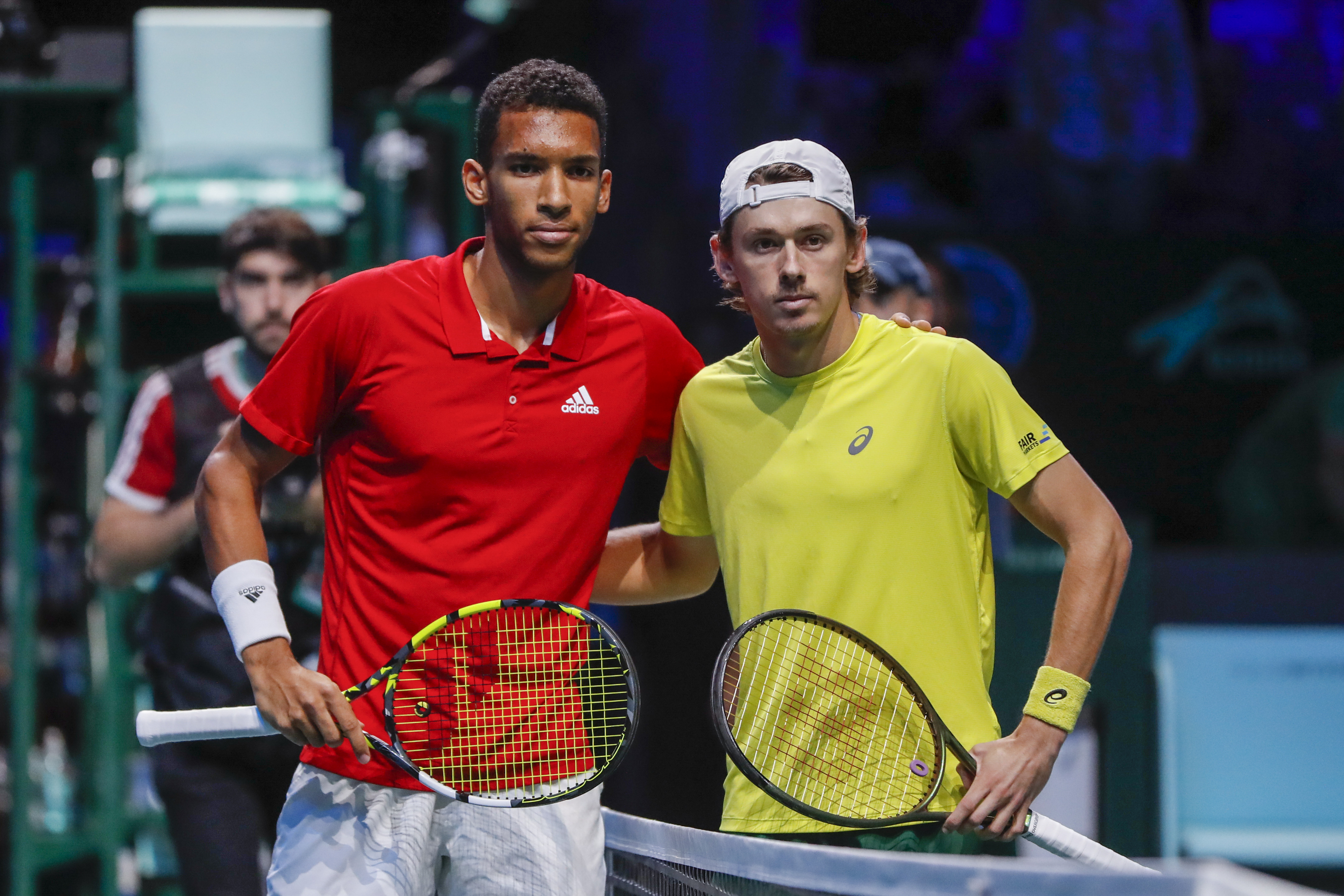 MÁLAGA, 27/11/2022.- El canadiense Felix Auger-Aliassime (i) y el australiano Alex Deminaur (d) posan antes del segundo partido de la final de la Copa Davis disputada entre Canadá y Australia, este domingo en Málaga. EFE/Jorge Zapata