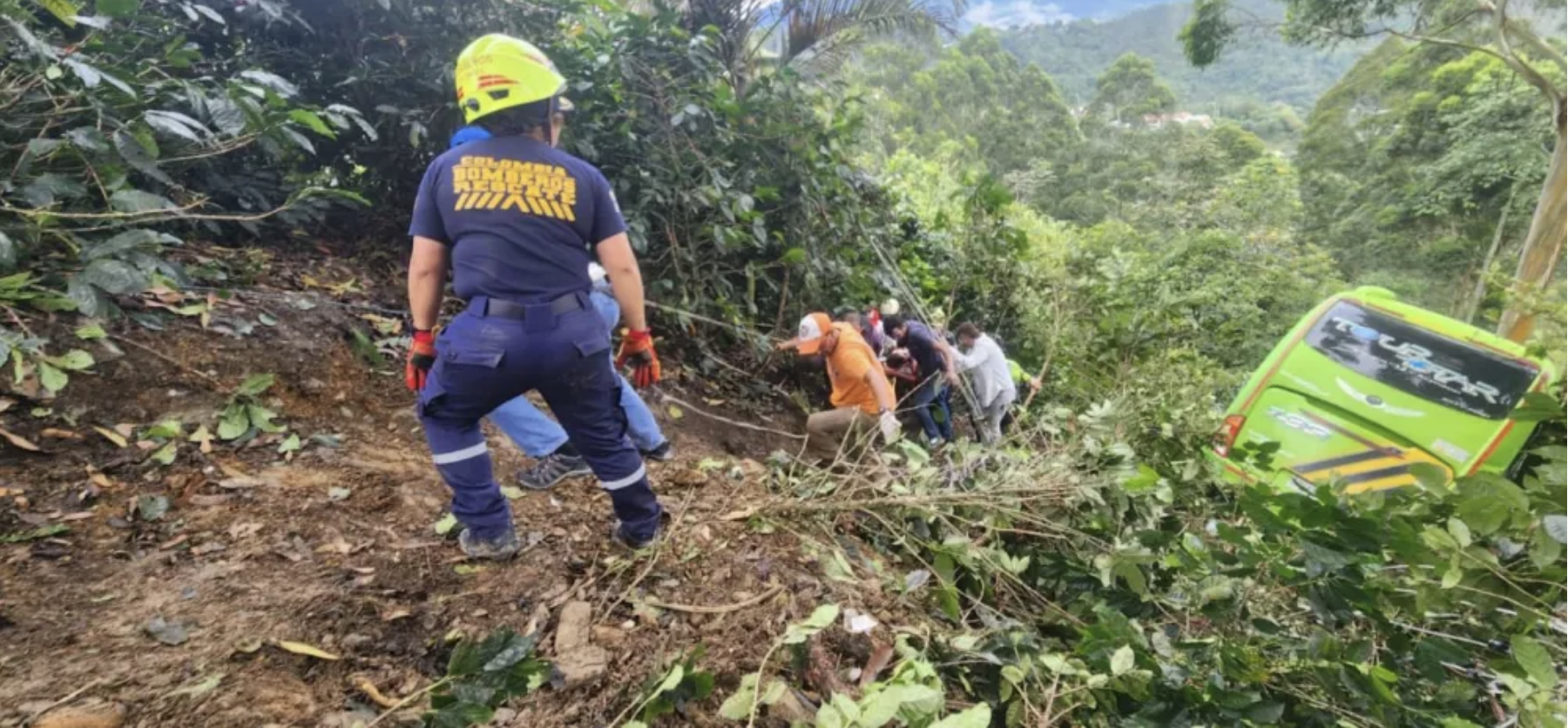 Un bus con 40 pasajeros cayó a un barranco en la vía Bogotá-La Vega