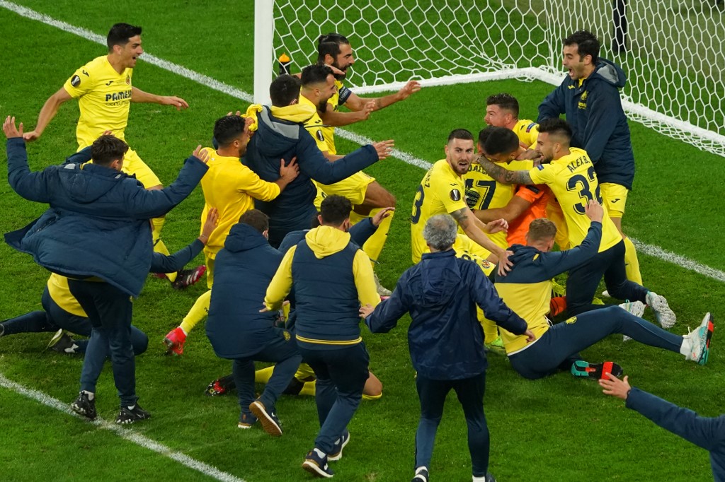 Los jugadores de Villarreal celebran luego de que el arquero argentino Gerónimo Rulli atajara el undécimo penalti cobrado por el Manchester United.
