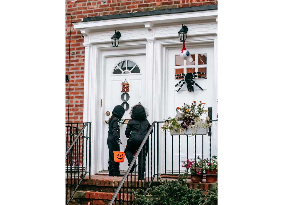 6 ideas de decoración de puertas para Halloween