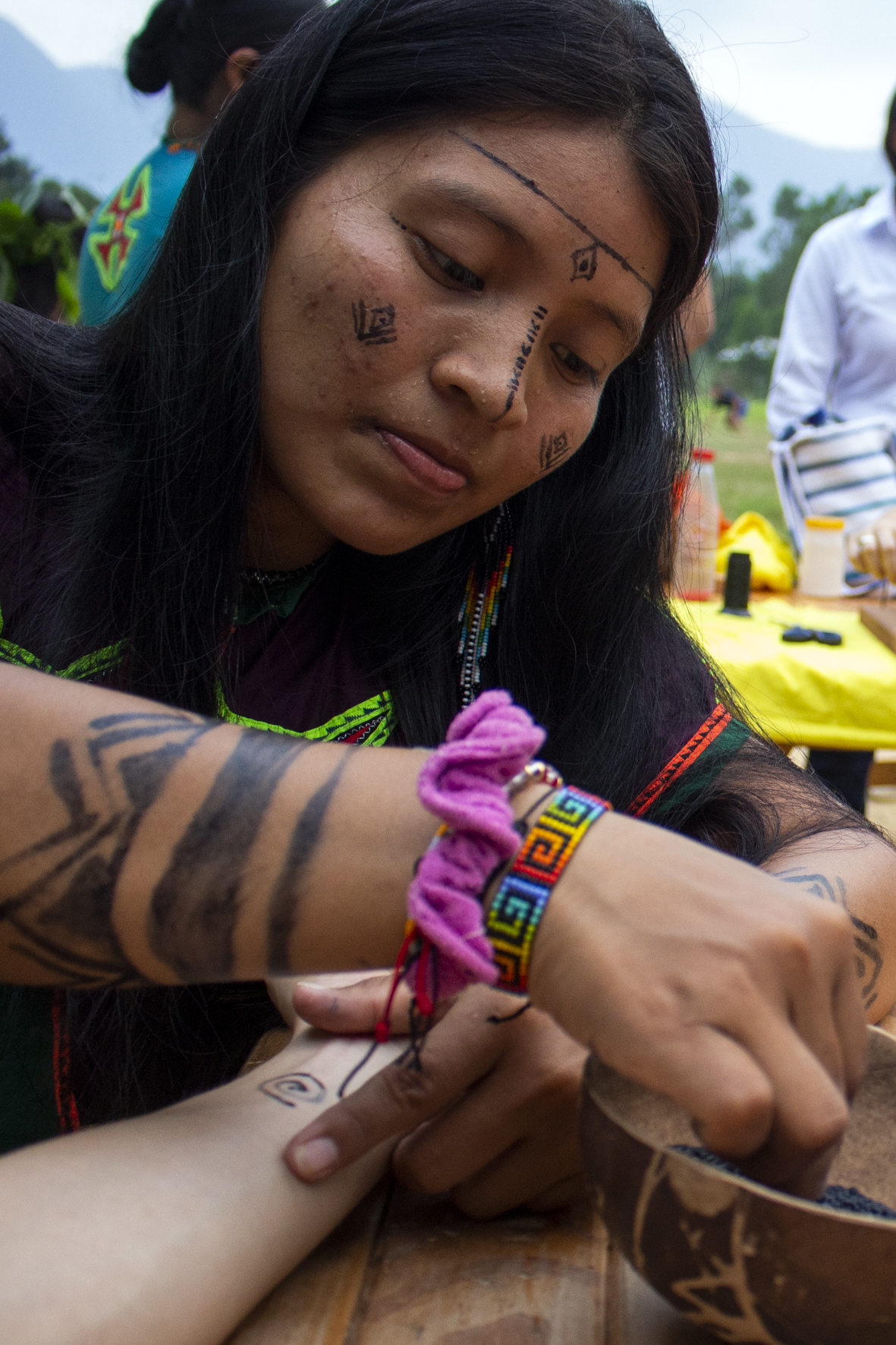 Del árbol de la Jagua nace el fruto con el que los indígenas Embera Katio realizan sus pinturas corporales. La pintura Kipara es el nombre que le dan a estos tatuajes temporales que más que reforzar un sentido estético, buscan resaltar y reflejar por medio de símbolos sus creencias, rituales y elementos importantes.