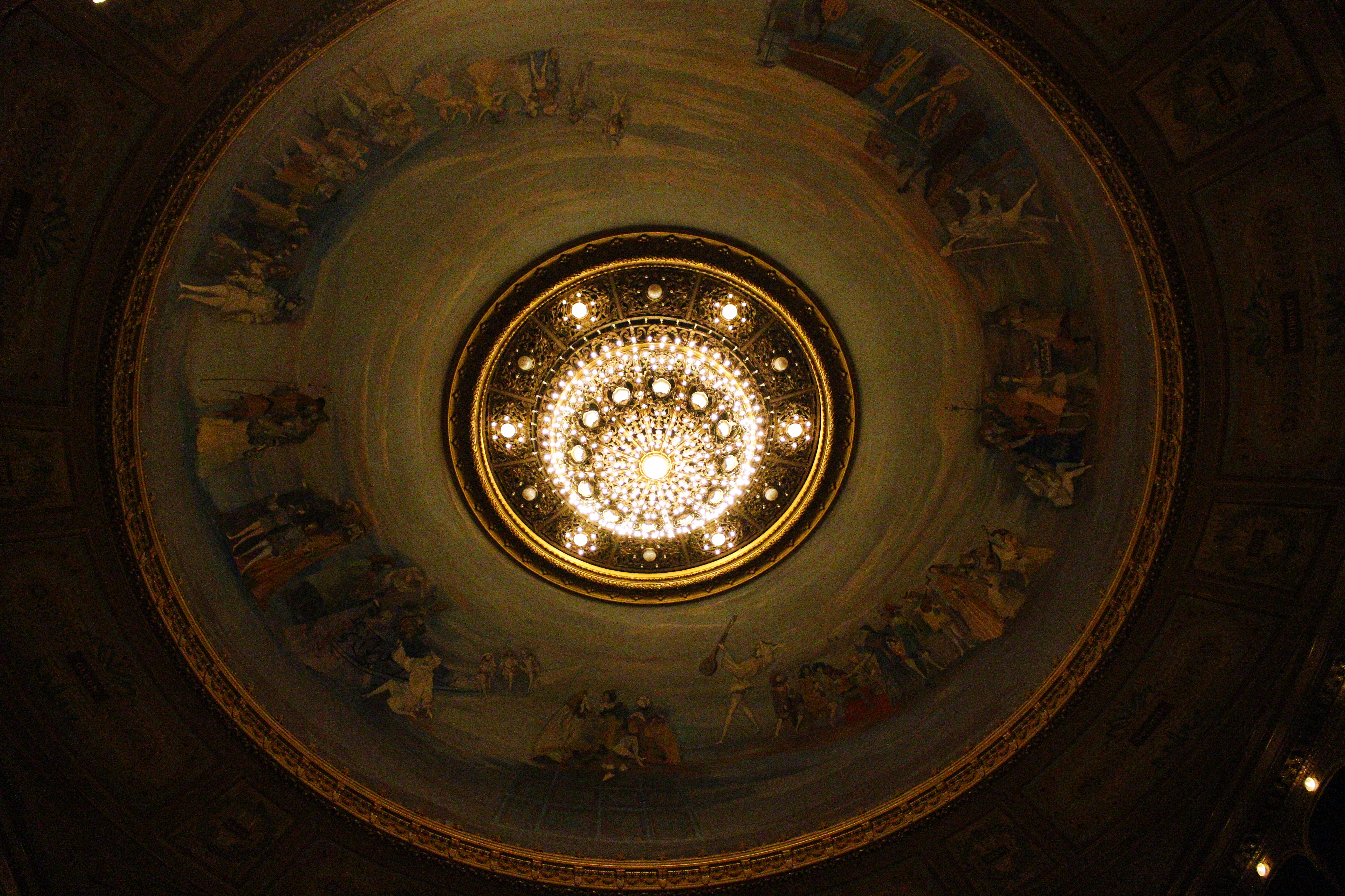 Su cúpula dorada, sus techos con oro y sus escaleras de mármol han visto pasar a leyendas como María Callas y Luciano Pavarotti.