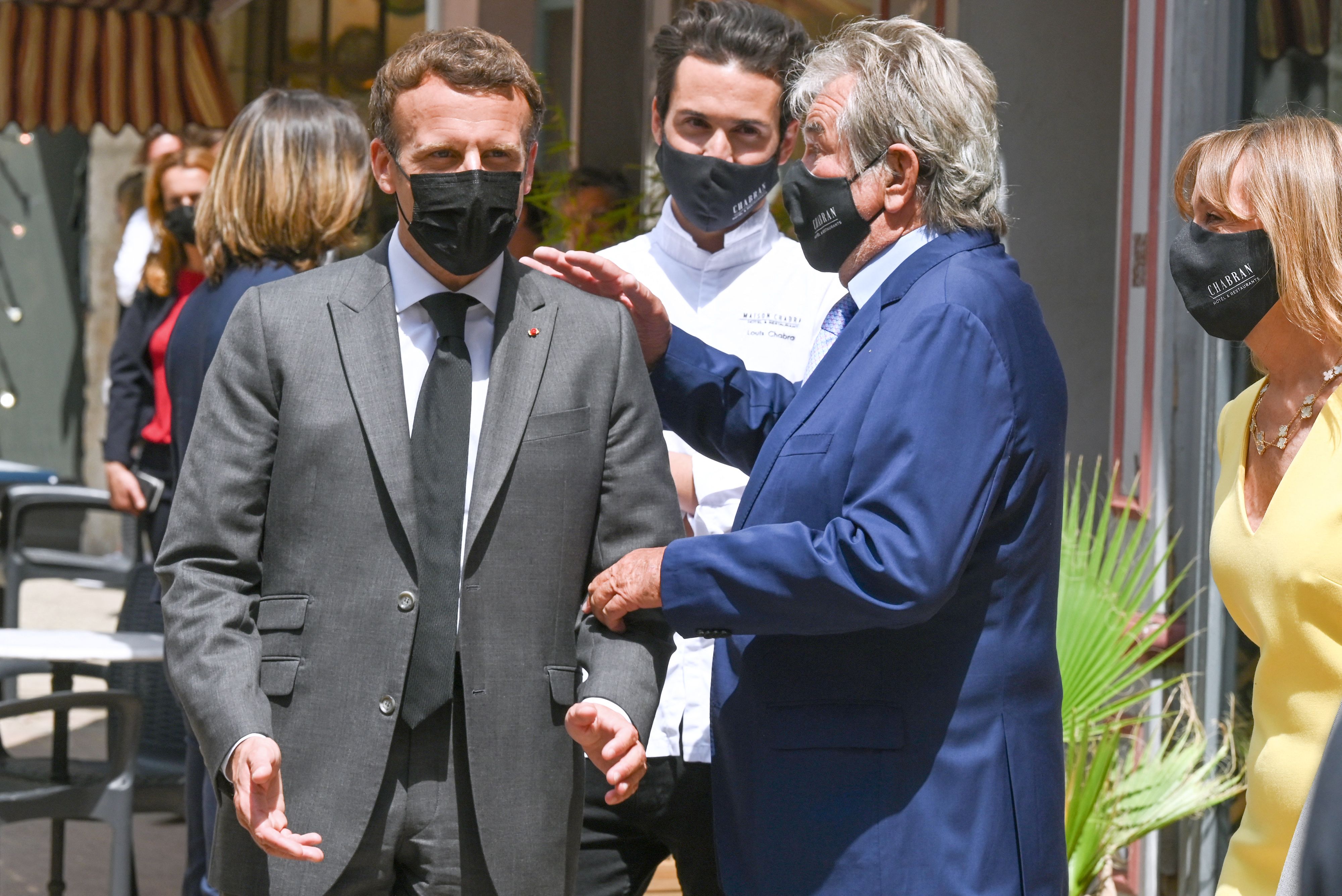 El hombre que abofeteó a Macron comparece ante un juez, ¿a qué castigo se enfrenta?