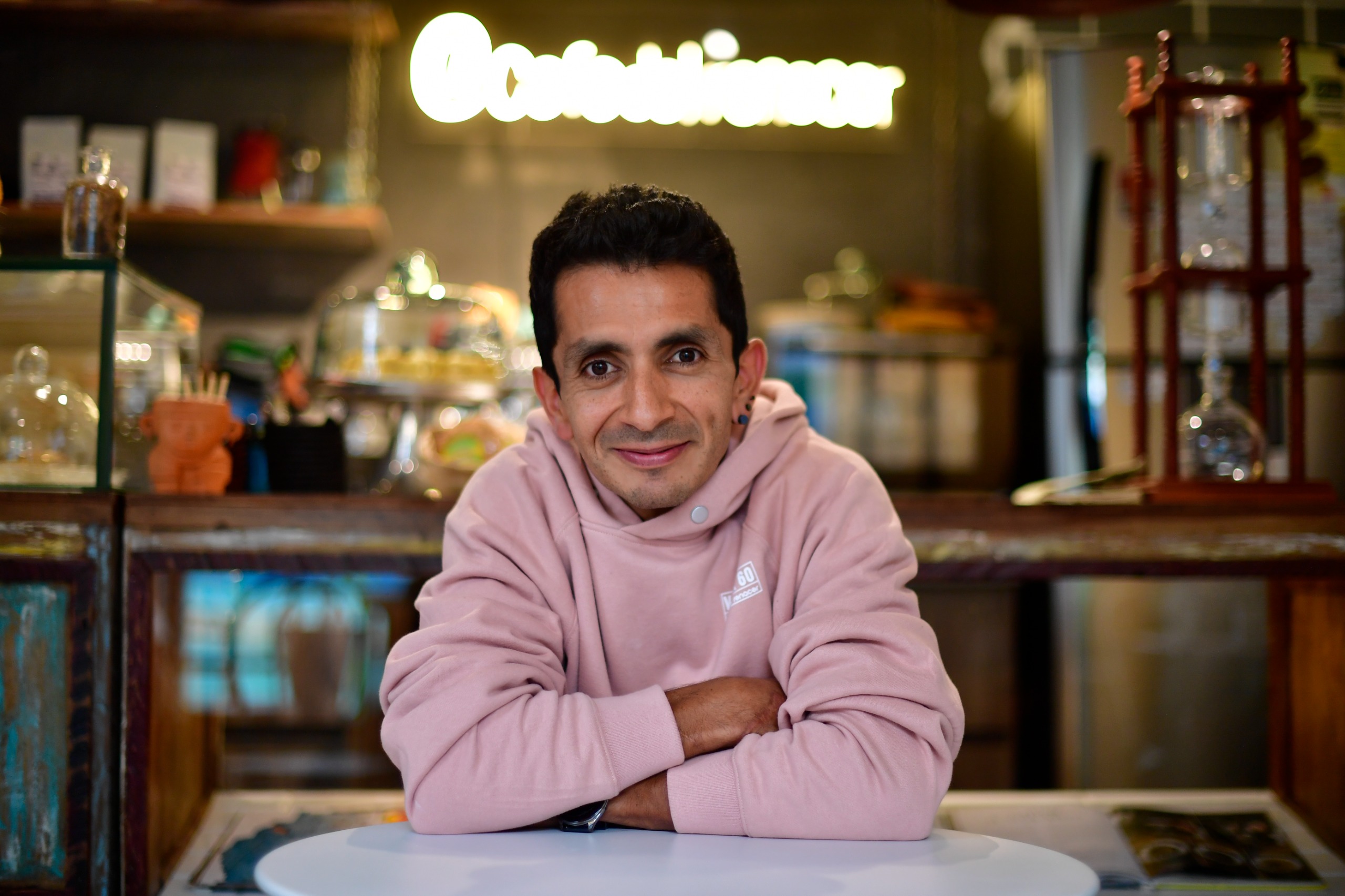 El renacer del Bronx en un café: historia de Beto, Lizeth y el local que rompió una estética