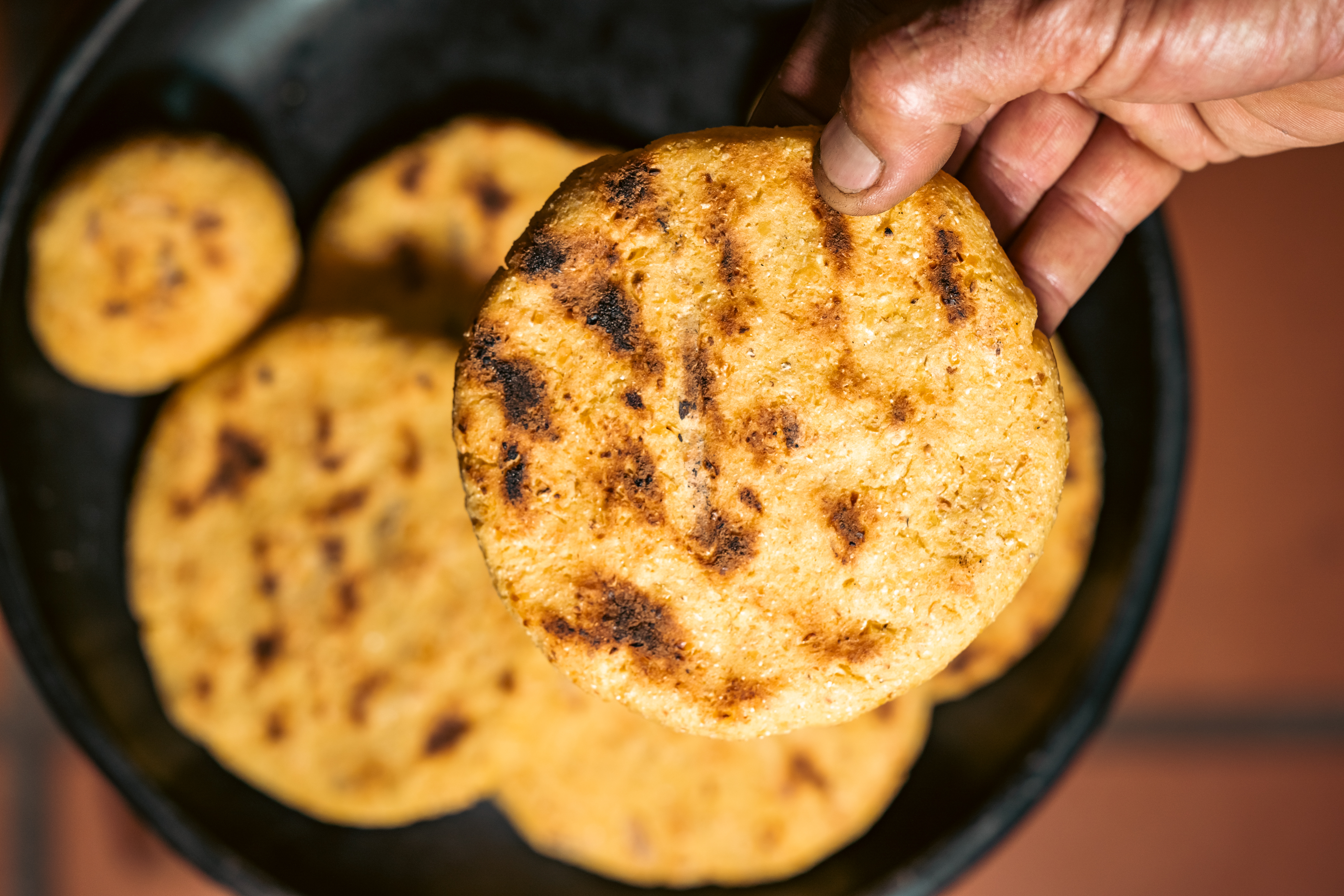 ¿Cuántos tipos de arepas hay en Colombia? Este cocinero las investiga y documenta más de 200