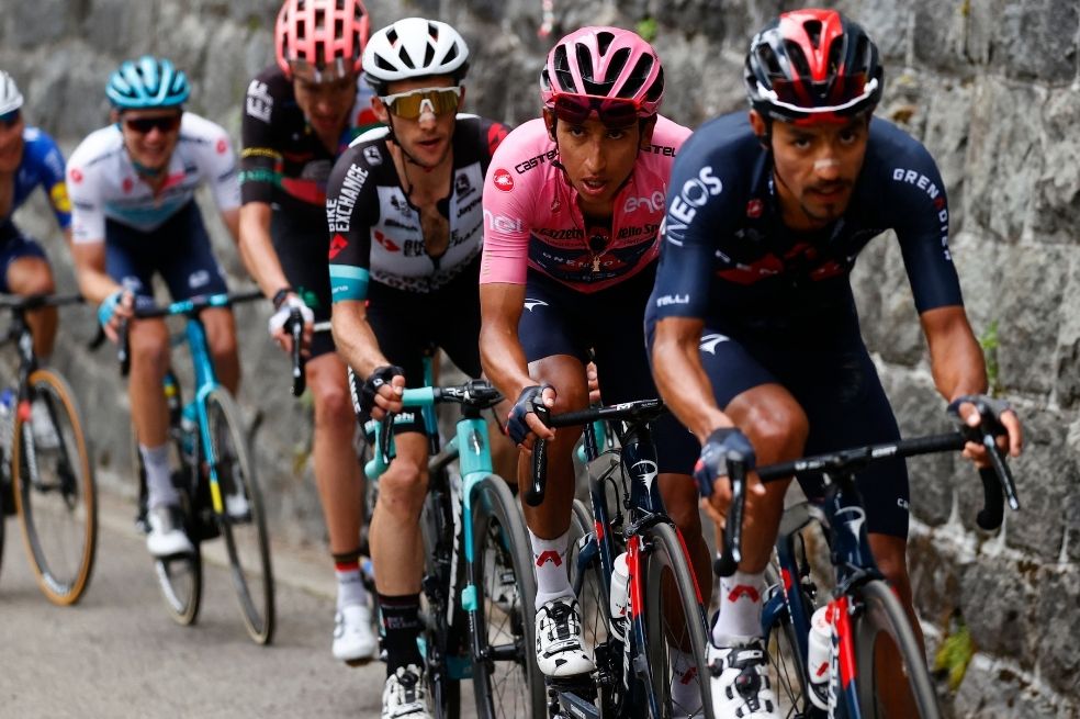 Nuevamente, Daniel Felipe Martínez al frente del pelotón. Egan Bernal a su rueda. El Ineos trabajó a tope con sus gregarios para que Bernal llegara al puerto antes de la crono. Daniel Felipe Martínez, héroe nacional.