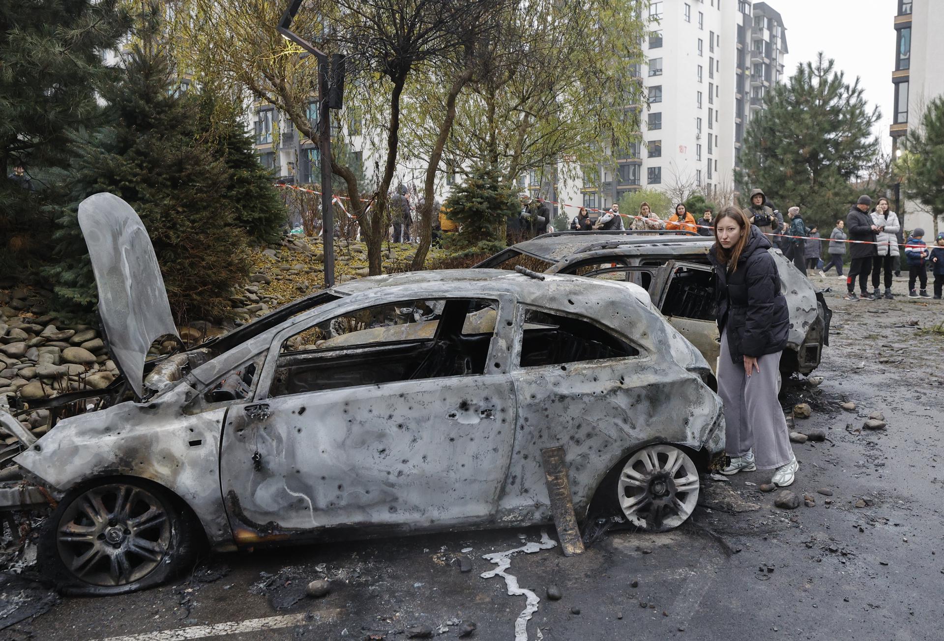 Bombardeos rusos dejan sin luz a cientos de miles de personas en Kiev