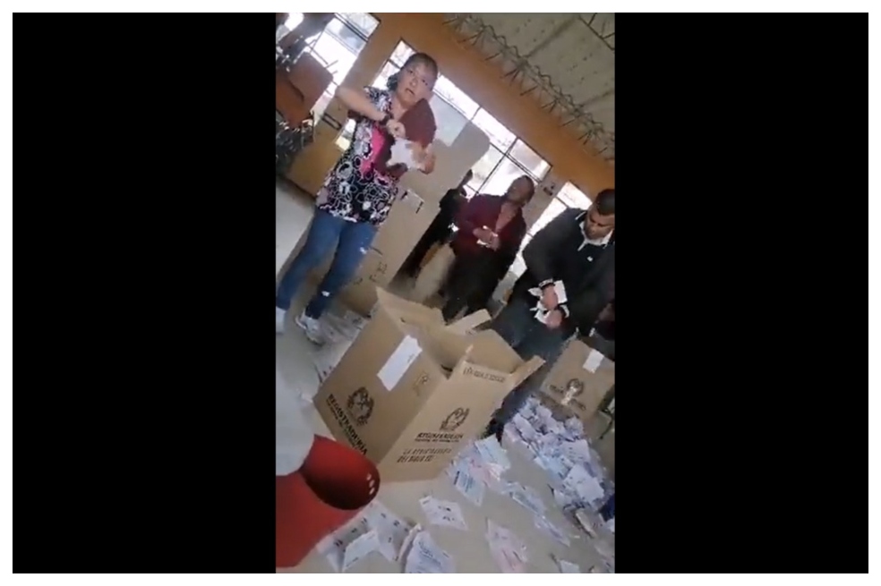 Personas destruyen puesto de votación en Santiago, Putumayo