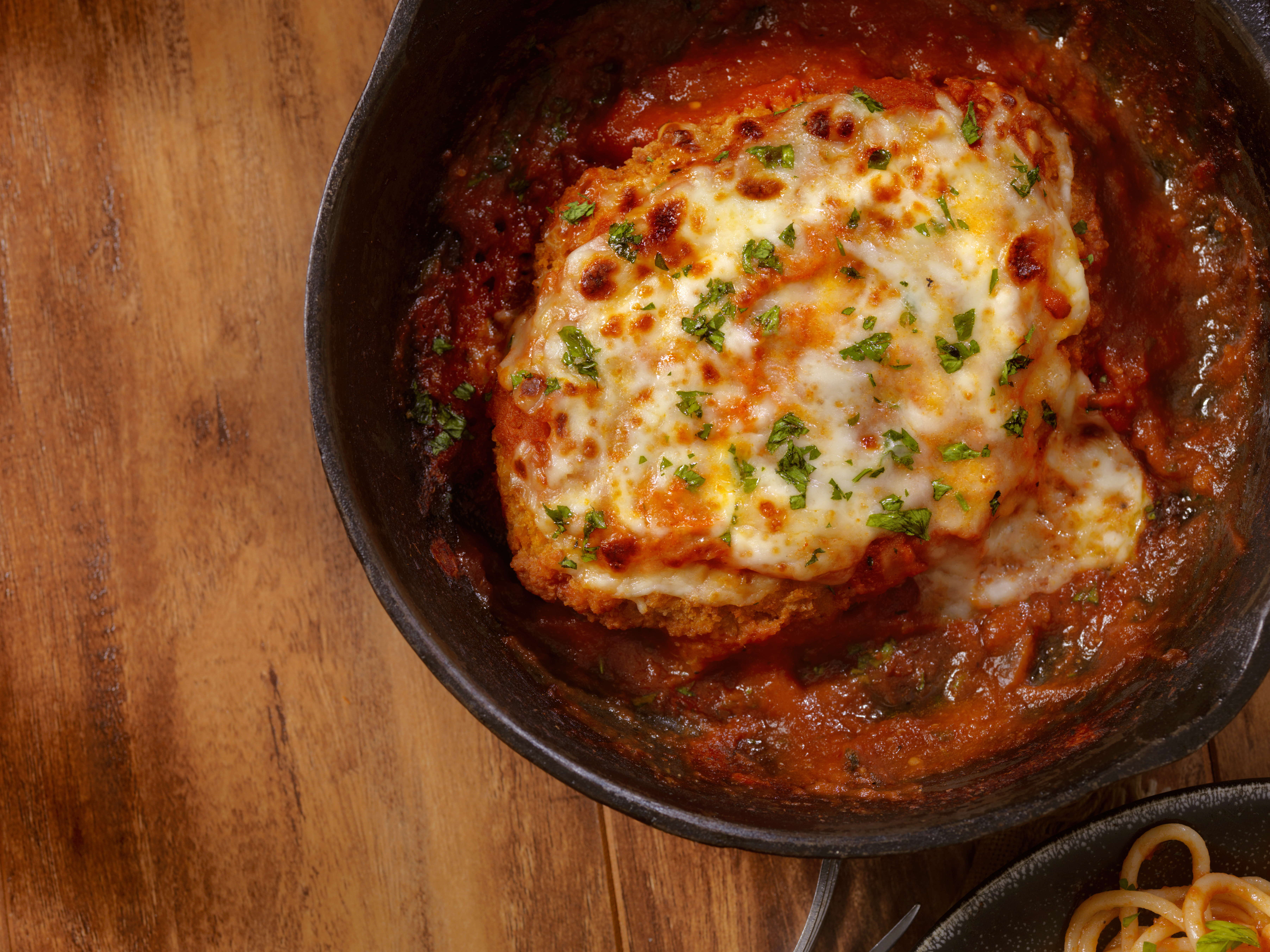 Siete ingredientes para llevar a la mesa un exquisito pollo a la parmesana