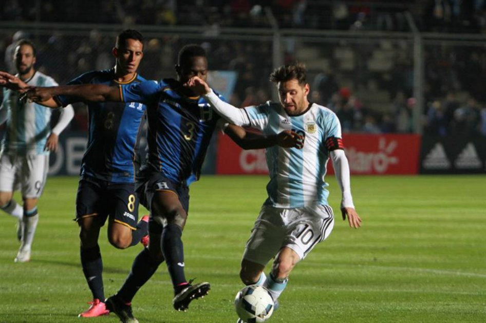 Messi se retira golpeado en triunfo de Argentina ante Honduras