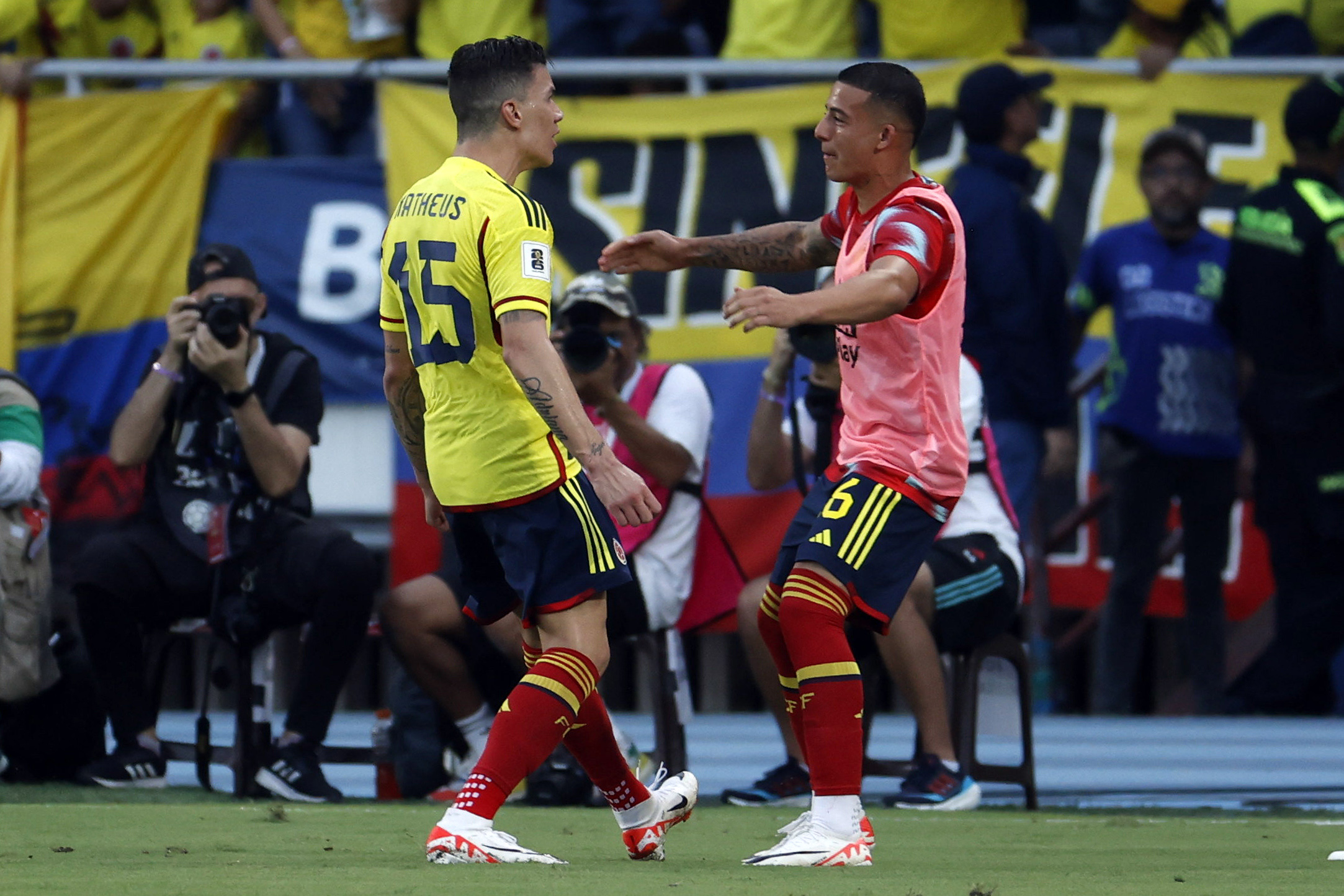 AMDEP376. BARRANQUILLA (COLOMBIA), 12/10/2023.- Matheus Uribe (i) de Colombia celebra su gol hoy, en un partido de las Eliminatorias Sudamericanas para la Copa Mundial de Fútbol 2026 entre Colombia y Uruguay en el estadio Metropolitano en Barranquilla (Colombia). EFE/ Mauricio Dueñas Castañeda