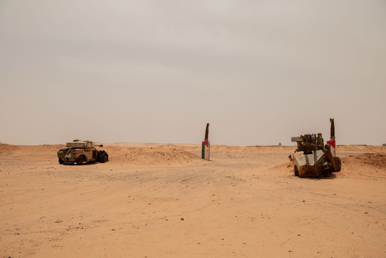 Aunque hay un armisticio desde 1991, la tensión bélica entre la RASD y Marruecos sigue latente. El servicio militar no es obligatorio para el pueblo saharaui, pero los jóvenes acuden a él como una forma de ayuda a la construcción de sentido nacional. Campamentos de refugiados saharauis, Tinduf, Argelia.