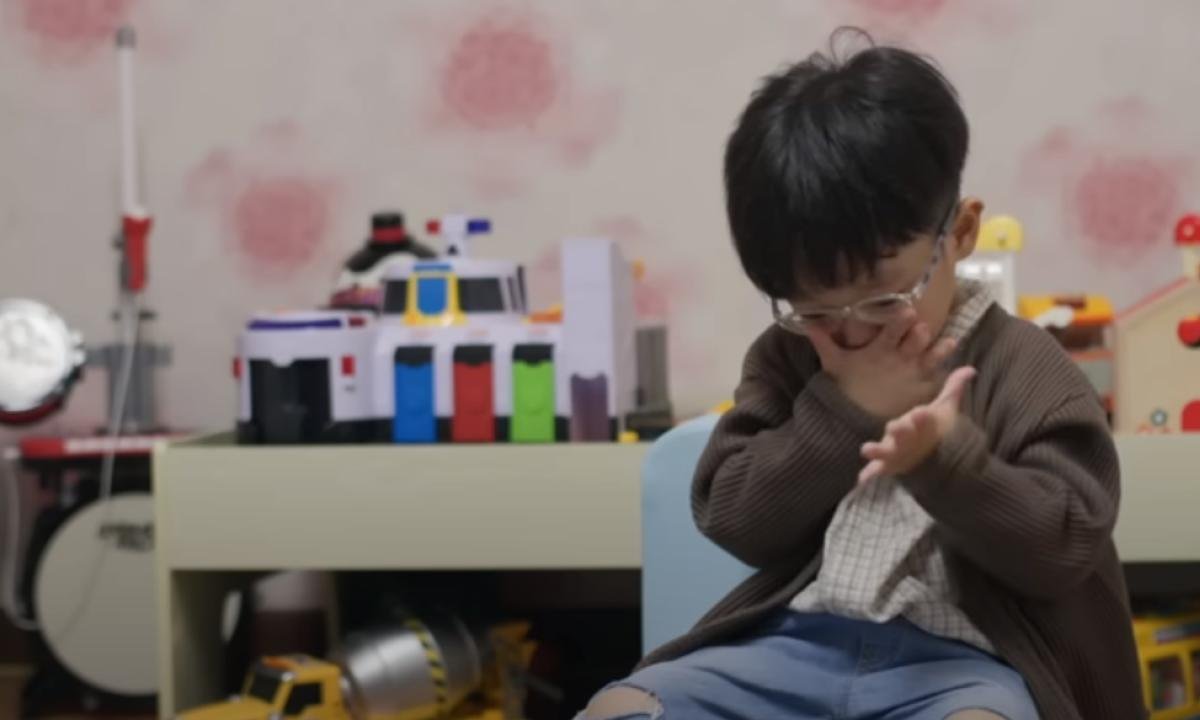 ¿Cuál es la historia detrás del video del niño coreano abandonado por sus padres?