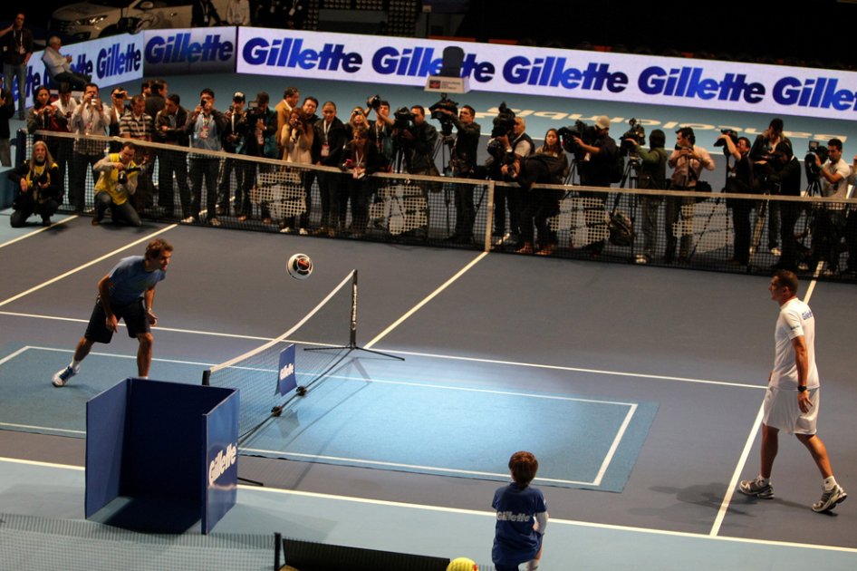 Federer enfrentó a Mondragón en el fútbol-tenis
