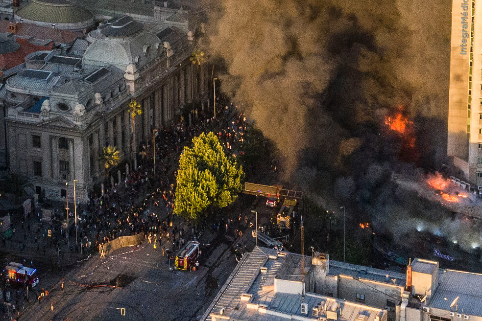 Incendio en Santiago de Chile, mientras protestas se dirigen a La Moneda