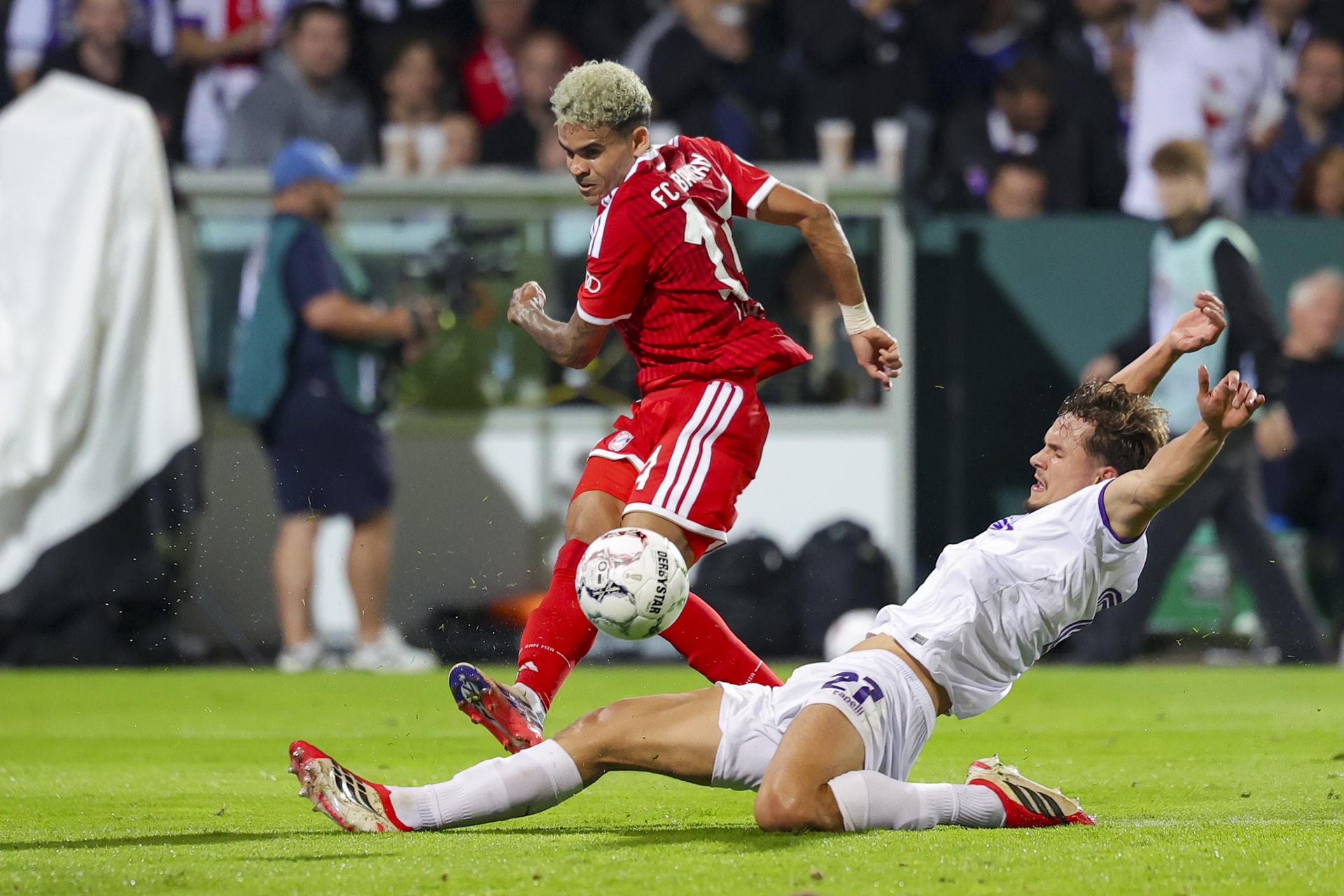 OSNABRUECK (Germany), 02/09/2026.- Luis Diaz of Bayern Munich (L) in action against Robin Fabinski of Osnabrueck (R) during the German DFB Cup first round soccer match between VfL Osnabrueck and Bayern Munich in Osnabrueck, Germany, 02 September 2026. (Alemania) EFE/EPA/CHRISTOPHER NEUNDORF CONDITIONS - ATTENTION: The DFB regulations prohibit any use of photographs as image sequences and/or quasi-video.