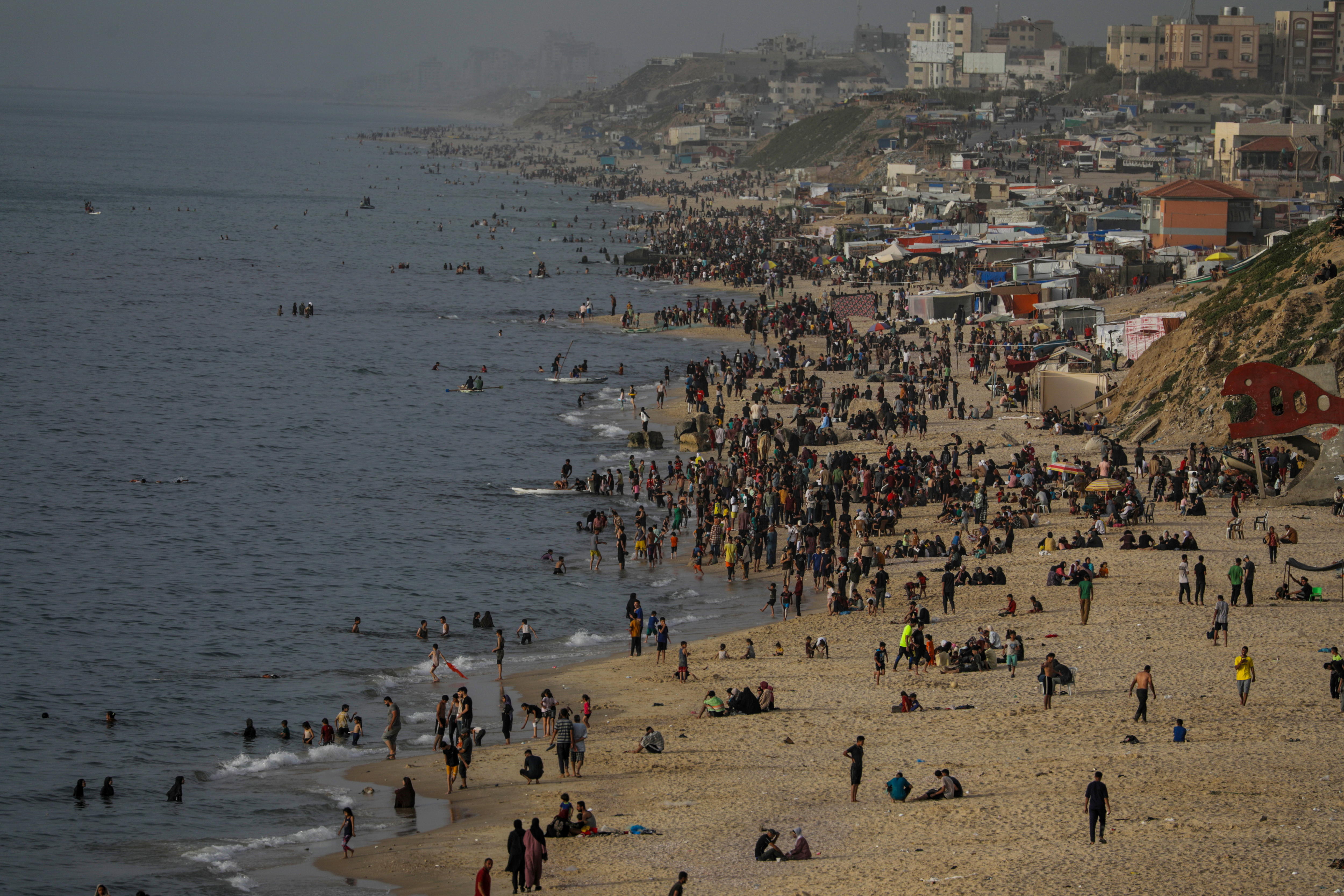 Deir Al Balah (Gaza), 25/04/2024.- Palestinos desplazados en la playa al oeste de Deir Al Balah, sur de la Franja de Gaza, este jueves. Desde el 7 de octubre de 2023, hasta 1,9 millones de personas, o más del 85 por ciento de la población, han sido desplazados en toda la Franja de Gaza, algunos más de una vez, según la Agencia de Obras Públicas y Socorro de las Naciones Unidas para los Refugiados de Palestina en el Cercano Oriente (UNRWA) EFE/MOHAMMED SABER