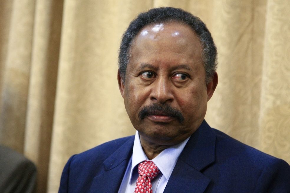 Primer ministro de Sudán dimite en medio de protestas contra los militares golpistas