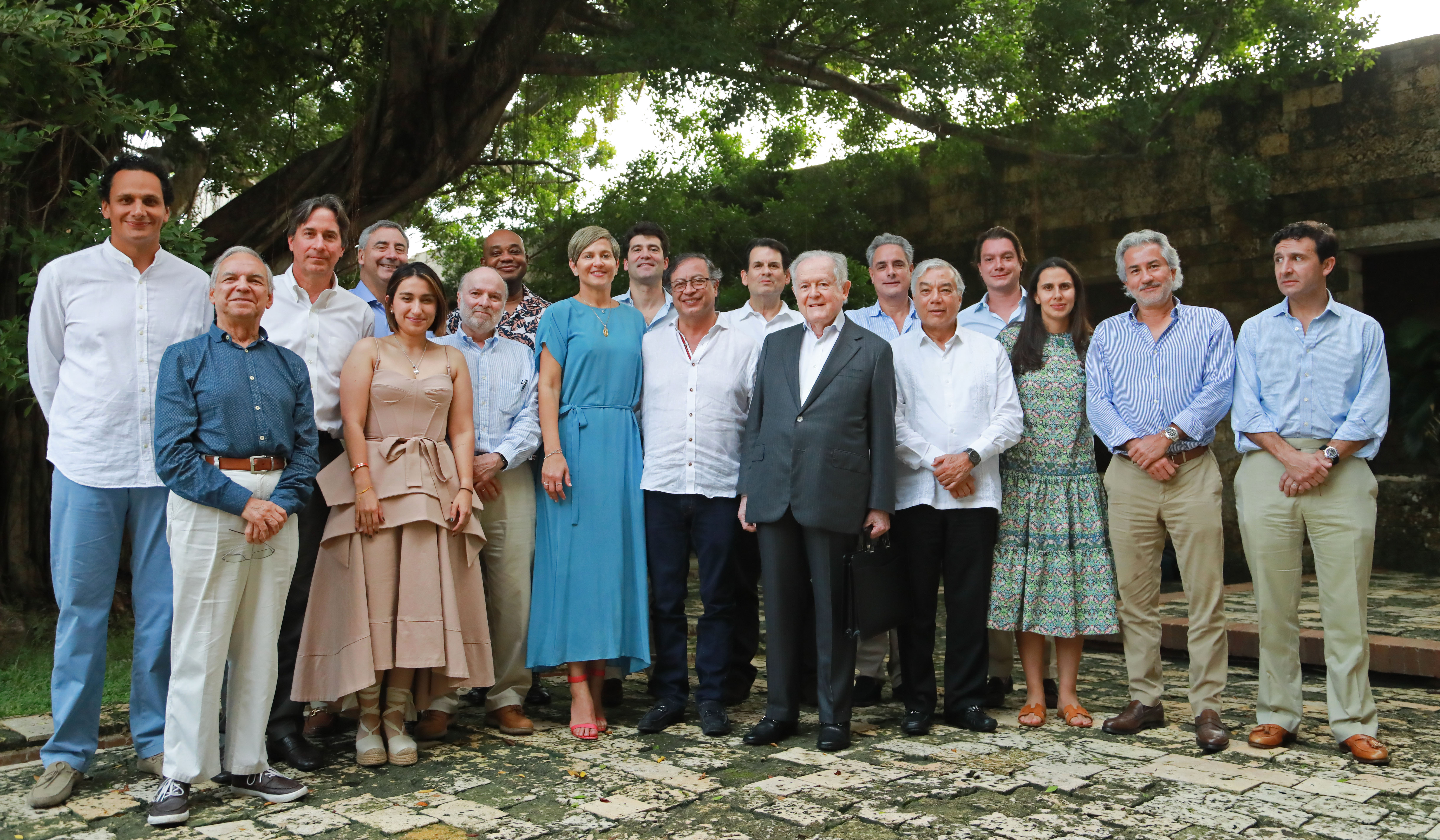 BOG700. CARTAGENA. (COLOMBIA), 22/11/2023.- Fotografía del 22 de noviembre y cedida por la oficina de prensa de la presidencia de la República del mandatario Gustavo Petro (c) reunido con algunos de los principales empresarios del país, como el magnate Luis Carlos Sarmiento Angulo (5-d), para impulsar la productividad y el crecimiento económico en busca de un "gran acuerdo nacional" en Cartagena (Colombia). EFE/Presidencia de Colombia/SOLO USO EDITORIAL/SOLO DISPONIBLE PARA ILUSTRAR LA NOTICIA QUE ACOMPAÑA (CRÉDITO OBLIGATORIO)