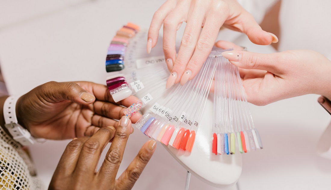 Reverse french, una forma diferente de llevar las uñas francesas
