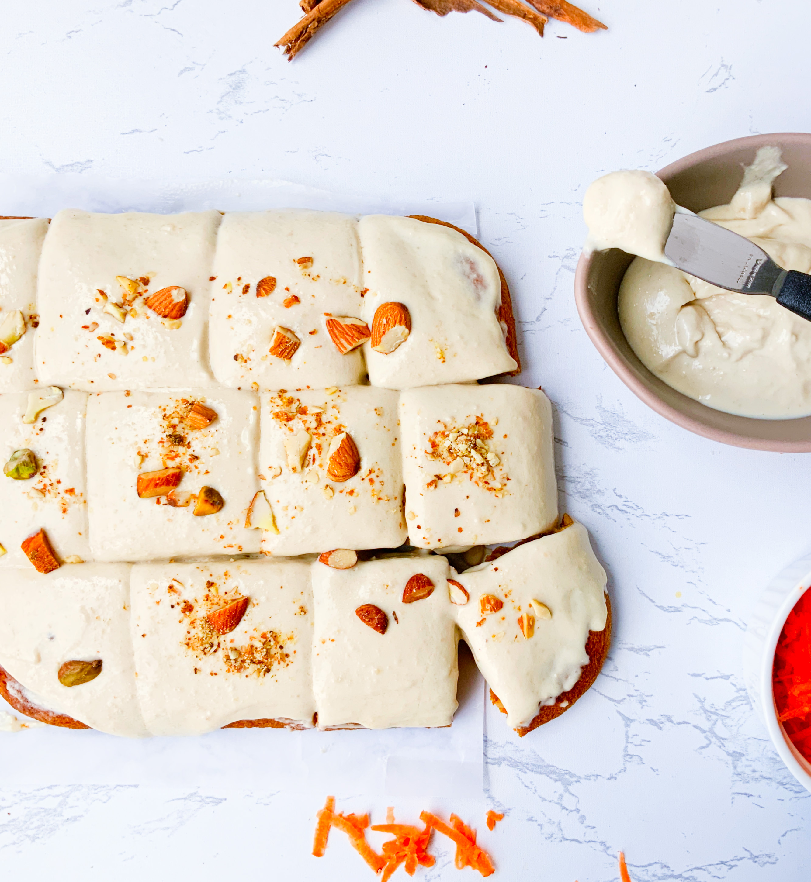 Así se ve la torta de zanahoria con una capa de crema de marañón.
