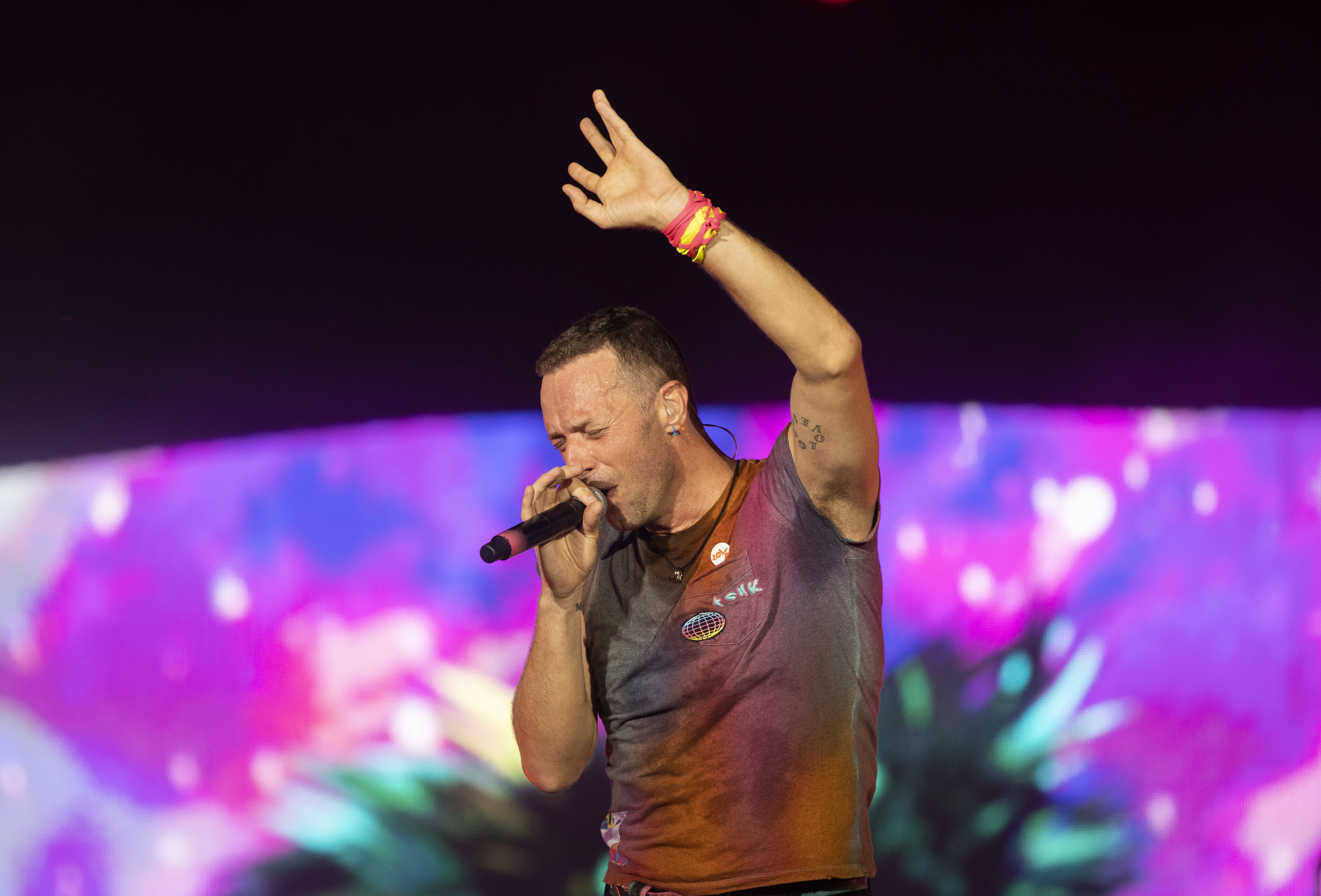 Chris Martin, vocalista de Coldplay, cantó “Bachata rosa” en concierto