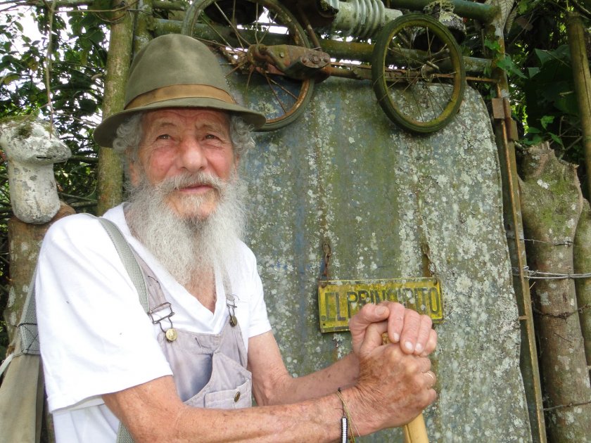 Martín Abad a la entrada de su casa en Florida, Risaralda. Aldemar Solano Peña. 