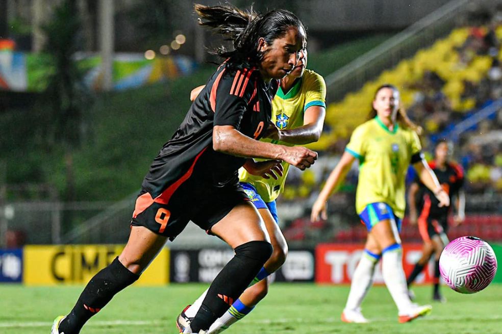 Mayra Ramírez durante un juego de la selección femenina de Colombia ante Brasil.