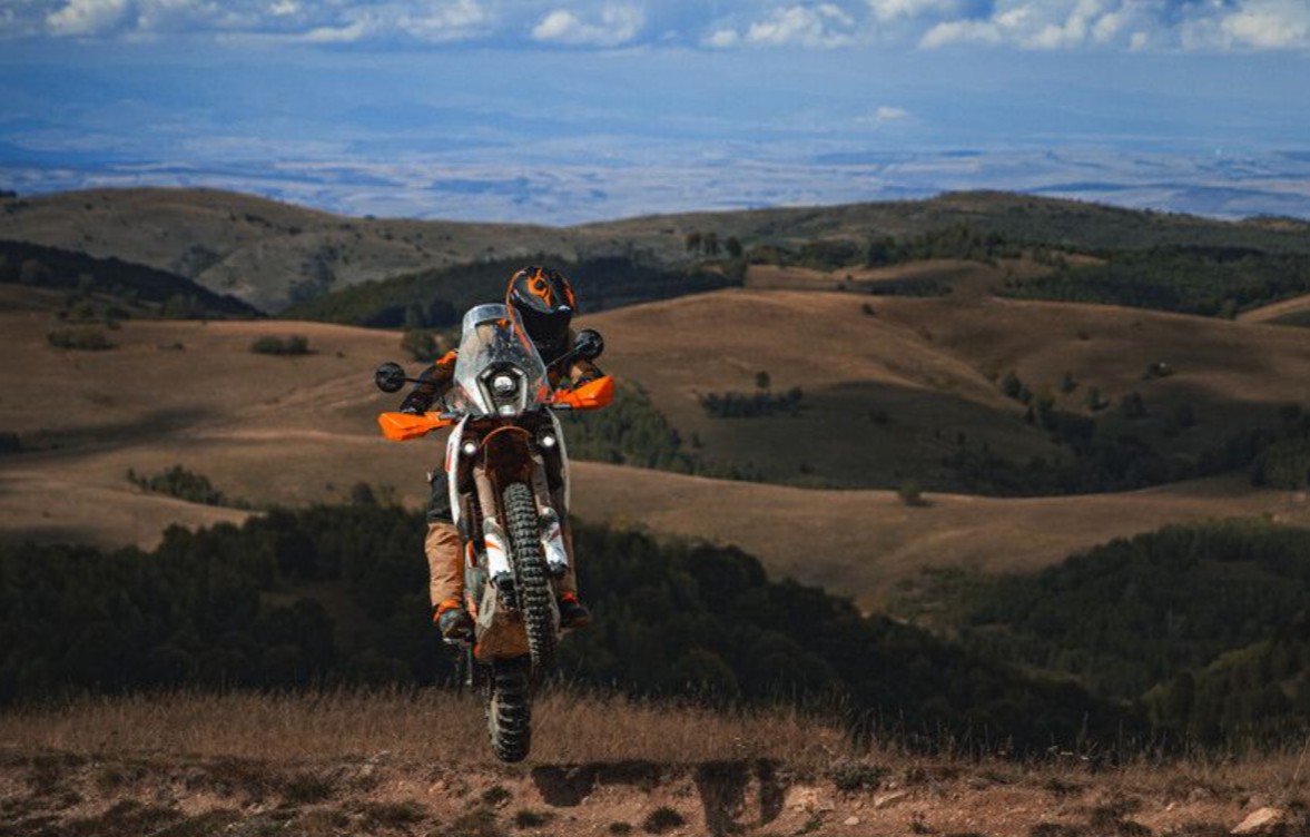 KTM 390 Adventure 2025: novedades y diferencias entre las versiones X y R