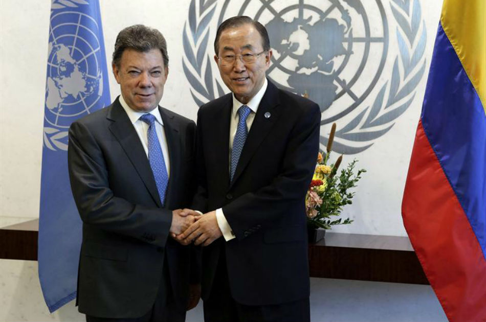 El secretario general de las Naciones Unidas, Ban Ki-moon, estrecha la mano al presidente de Colombia, Juan Manuel Santos