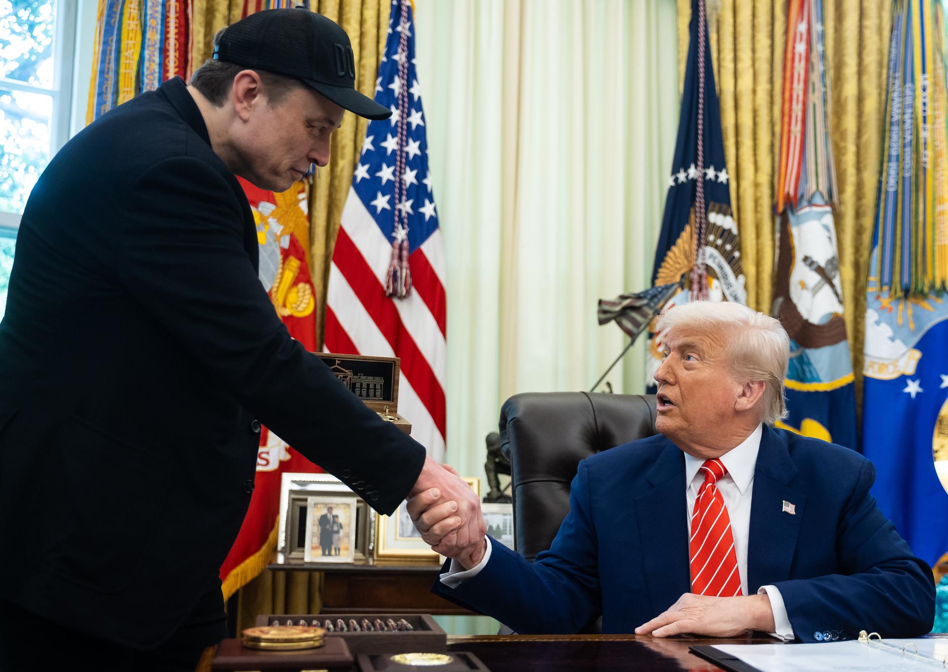 USA2998. WASHINGTON (DC, EEUU), 08/06/2025.- Fotografía de archivo del 30 de mayo de 2025 del presidente estadounidense, Donal Trump (d), saludando al empresario sudafricano Elon Musk durante una conferencia de prensa en el Despacho Oval de La Casa Blanca en Washington (EE.UU). La abrupta ruptura entre Trump, y el actualmente hombre más rico del mundo, Elon Musk, encamina su relación a un escenario donde ambos tienen que perder: nuevas dudas sobre el recorrido de su megaproyecto fiscal para el primero, y gran impacto económico en el imperio tecnológico del segundo. EFE/ Francis Chung/Pool ARCHIVO
