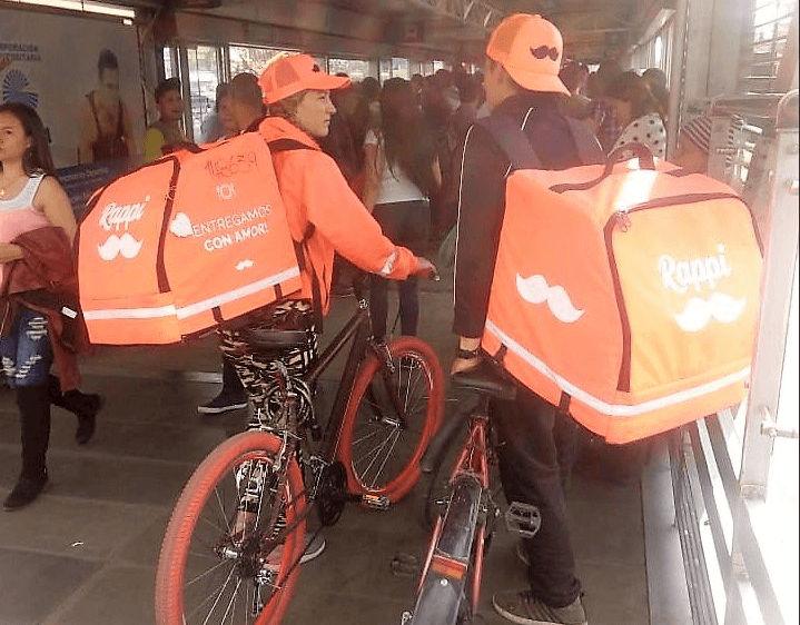 Transmilenio alertó a Rappi por domiciliarios que se suben a los buses con sus bicicletas