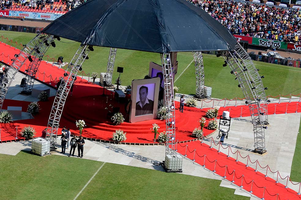 Miles de personas colman el Estadio Azteca para despedir a ‘Chespirito’