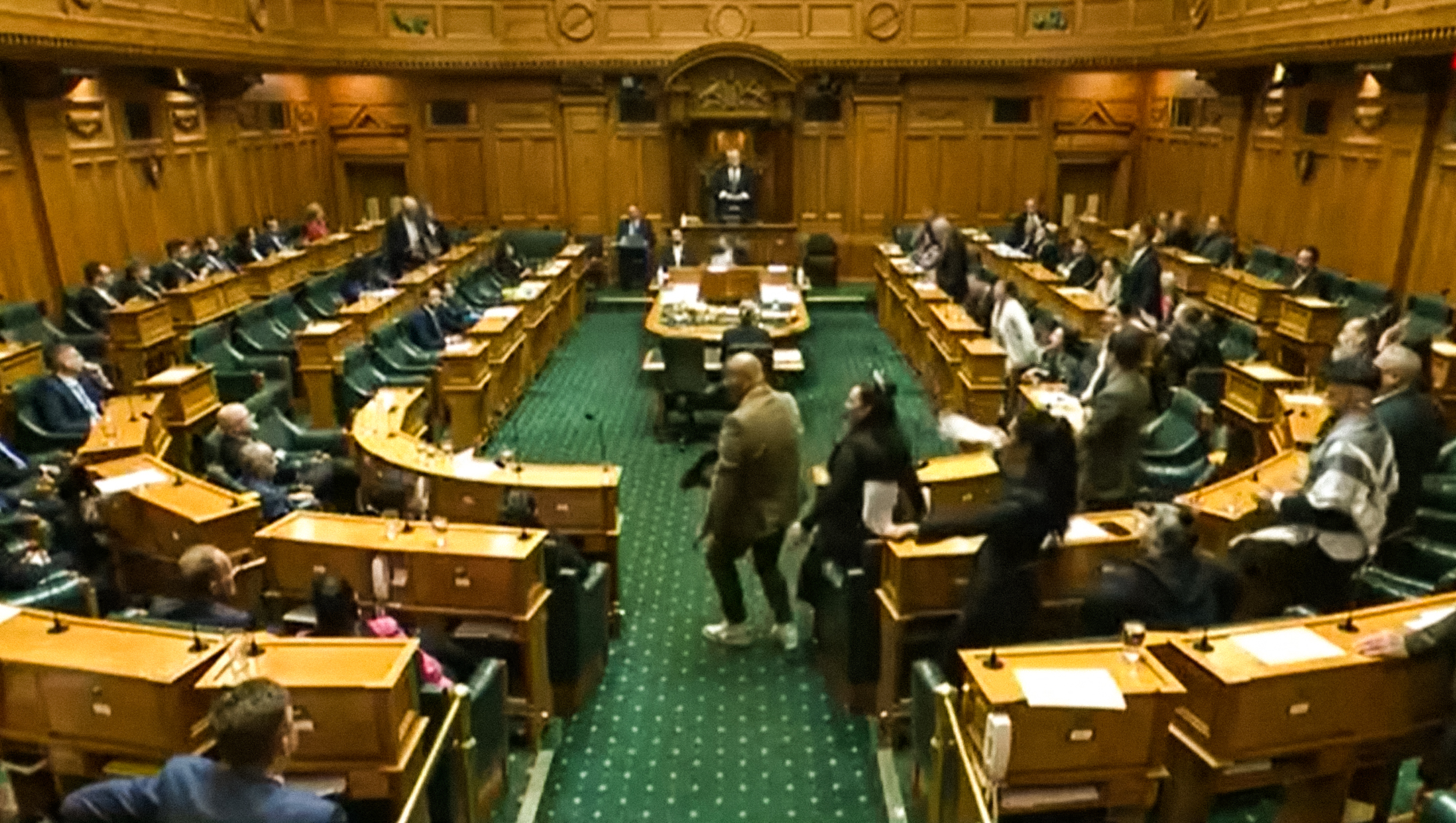 Inusual protesta en el parlamento neozelandés: ¿qué es la haka y qué exigían?