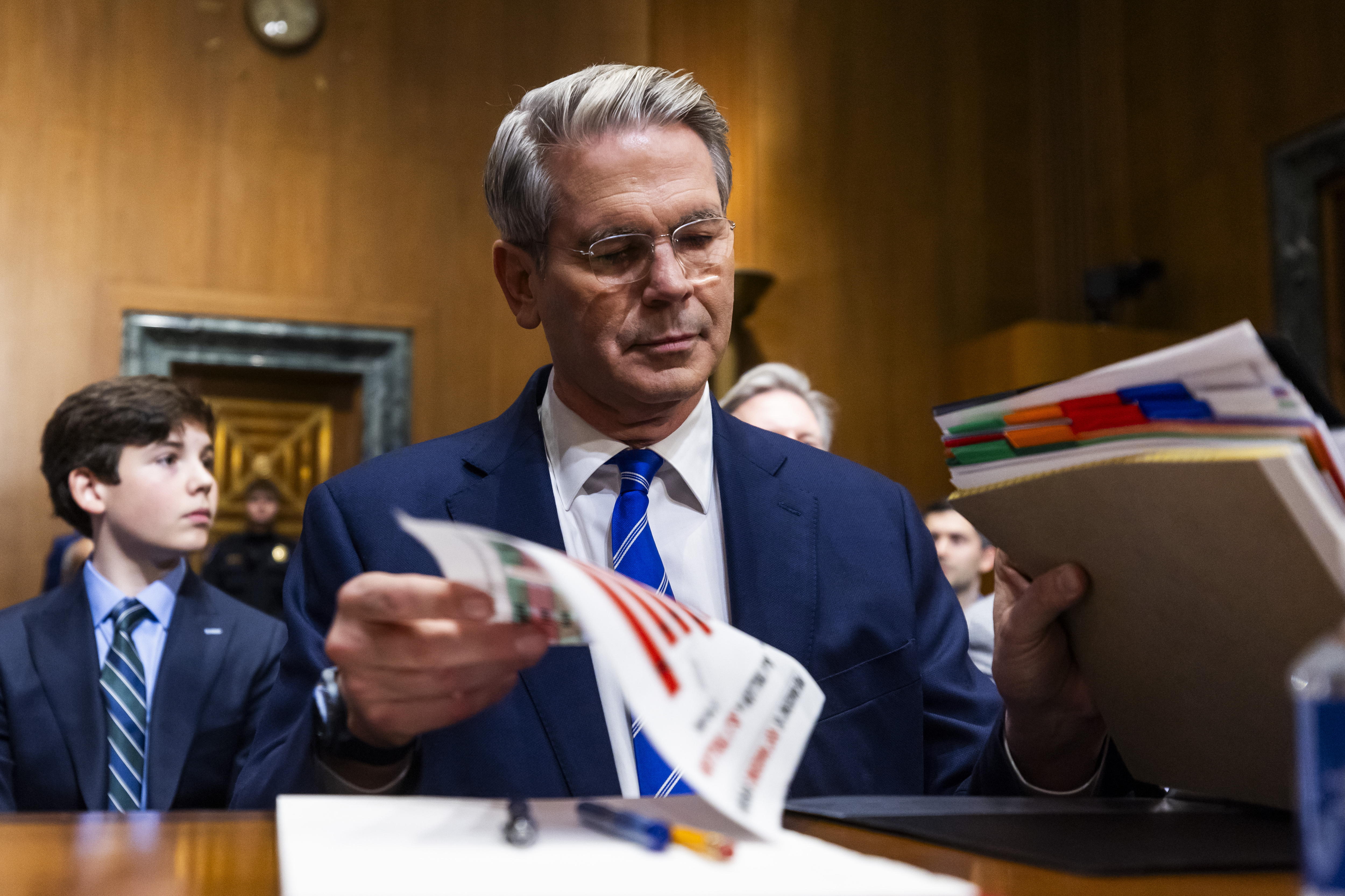 Washington (United States), 16/01/2025.- Scott Bessent, President-elect Donald Trump's nominee to be Secretary of the Treasury, prepares to testify at his confirmation hearing before the Senate Finance Committee in the Dirksen Senate Office Building in Washington, DC, USA, 16 January 2025. EFE/EPA/JIM LO SCALZO