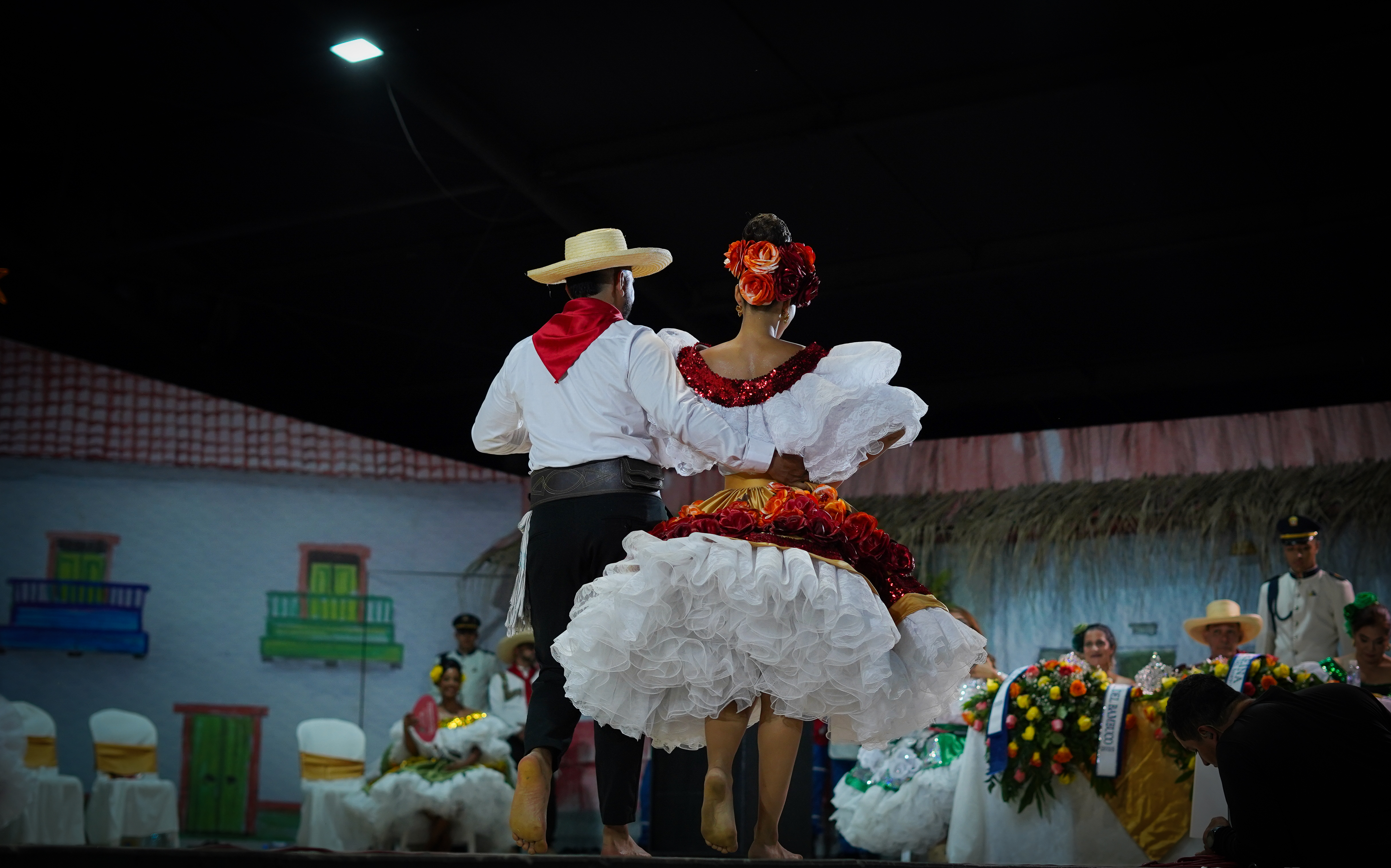 El Reinado Nacional del Bambuco, celebrado cada año en Neiva, Huila, reúne música, danza, gastronomía y tradición, destacándose por la interpretación del “Sanjuanero Huilense”, una coreografía con fuerte influencia española que simboliza el cortejo y el matrimonio.