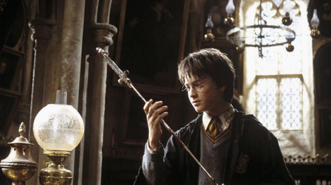 Usuarios devuelven copias realistas de espada de Harry Potter en Japón